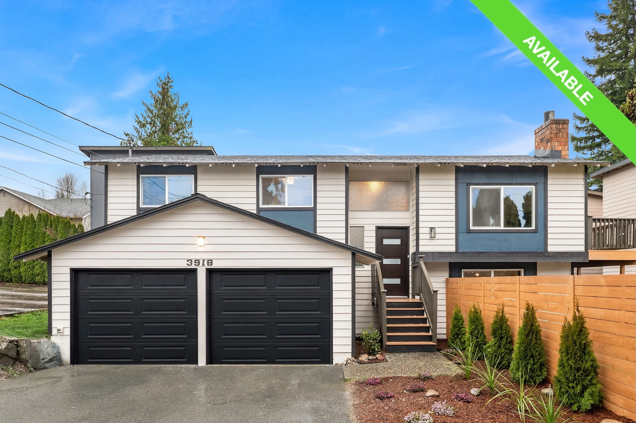 Lynnwood: Renovated Split-Level!