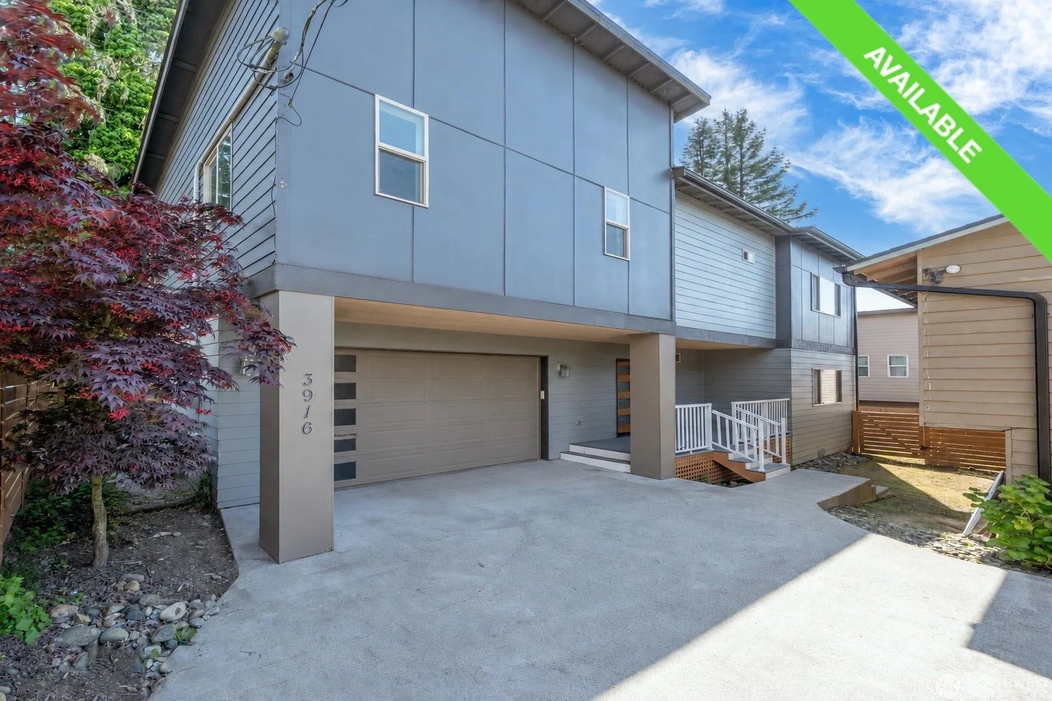 Lynnwood: 2-Story Home!