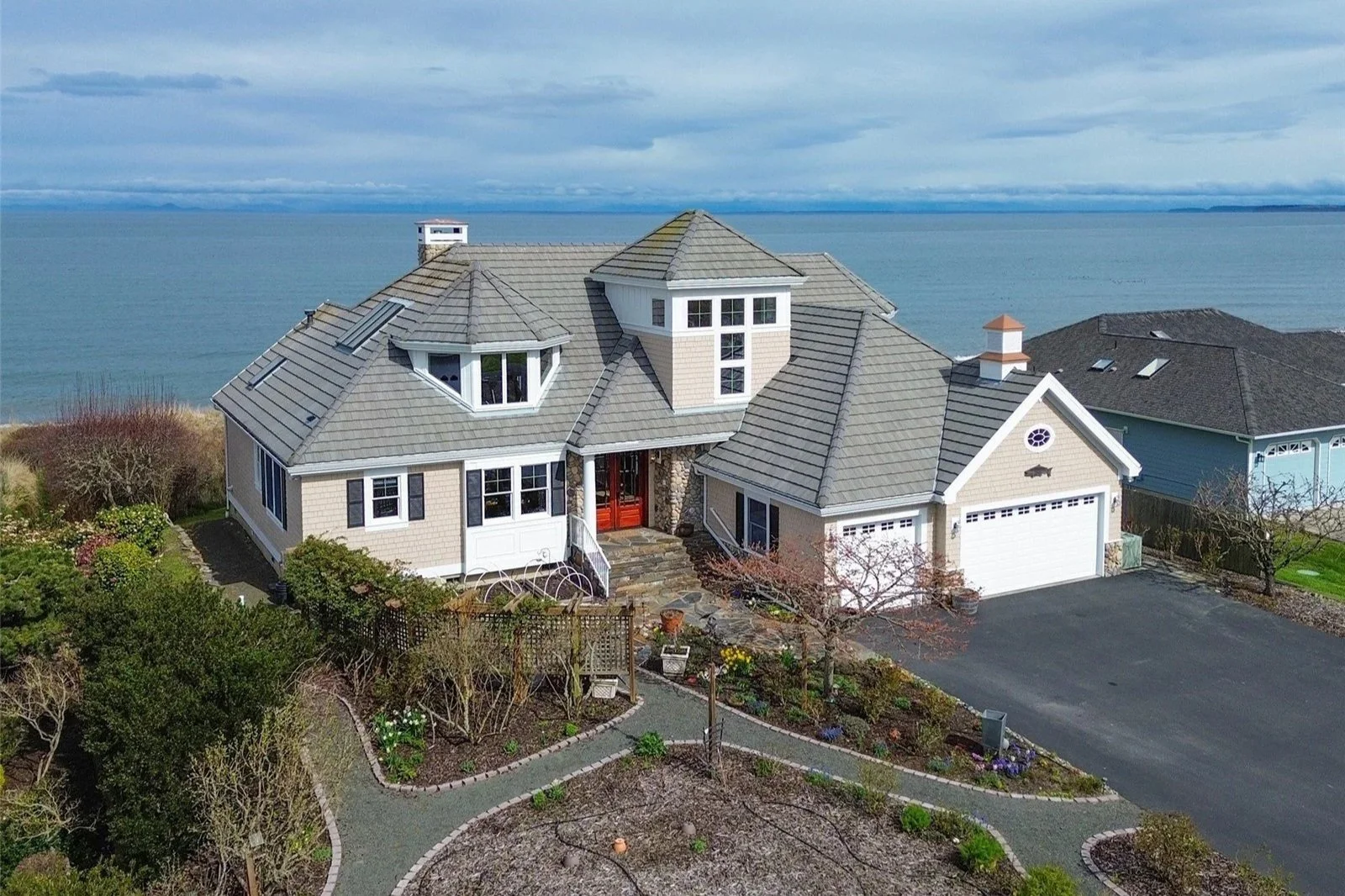 3,887 SqFt | 3 Beds | 3.5 Baths | Sold By: $1.8M 