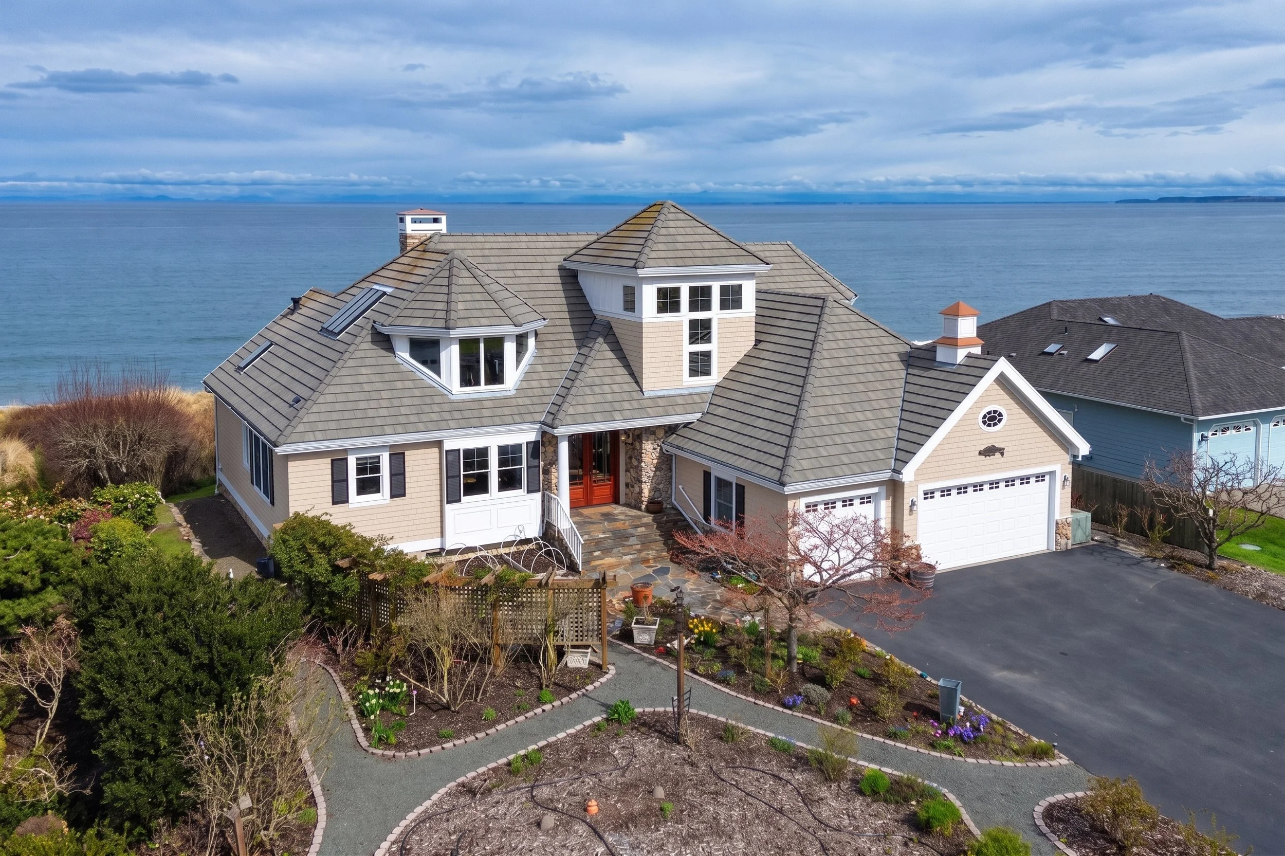 3,887 SqFt | 3 Beds | 3.5 Baths | Sold By: $1.8M 
