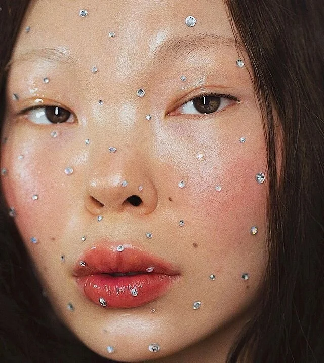 putting glitter on our faces to pass the time. . . ✨| via: @aryunatardis #wruwinspo