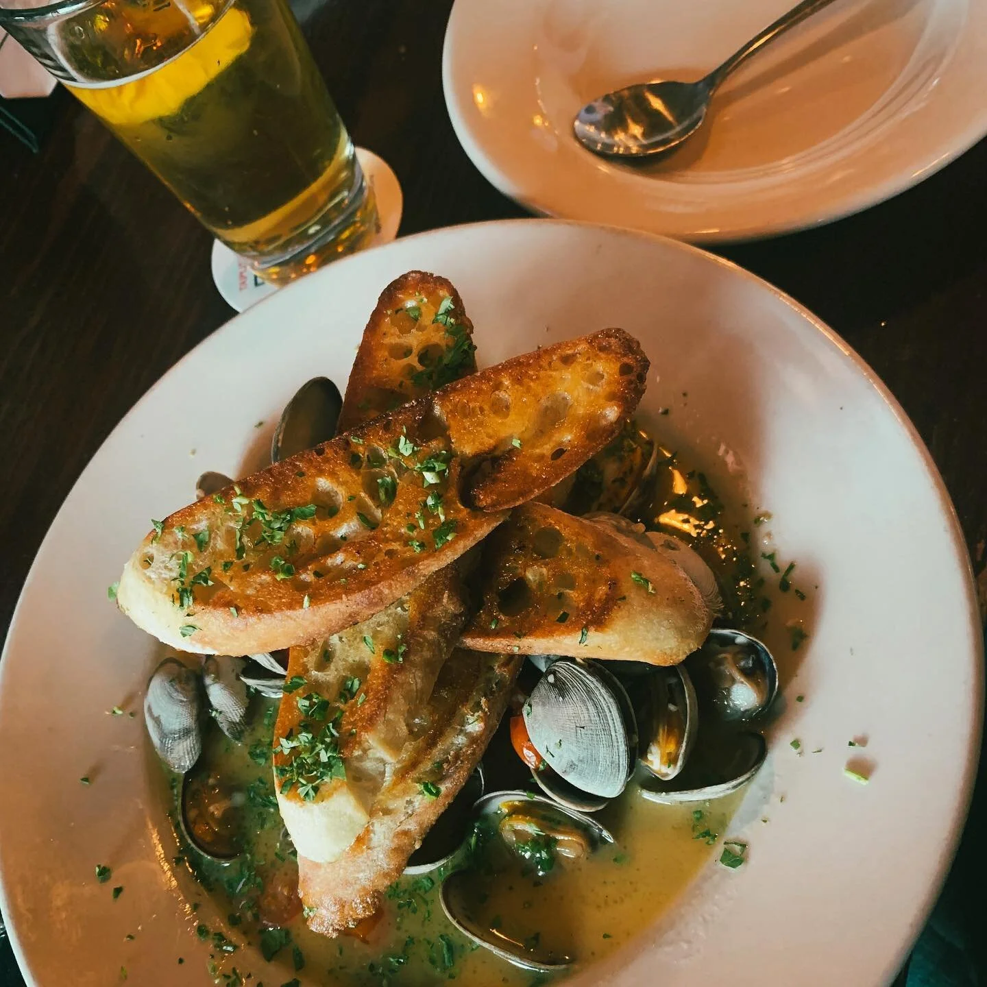 Dinner at the pub tonight? 
It&rsquo;s hard to go wrong with this classic combo when you&rsquo;re visiting the waterfront 😏 a cold pint + Garlic Clams with grilled baguette 🙌 
See you soon!