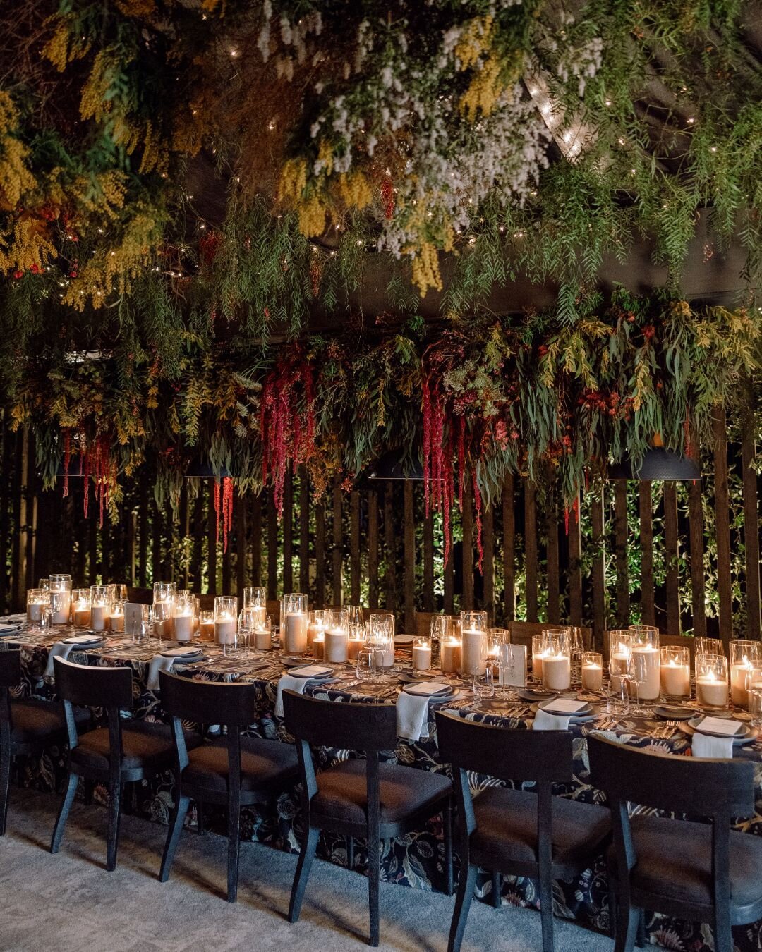 Our grand finale of the trip was held at the Rosewood Ballroom, where a cascading trail of flickering candle votives from @vogue.candles welcomed guests into an intimate private dinner space 🕯️ The @bellavistadesigns team crafted a custom build usin