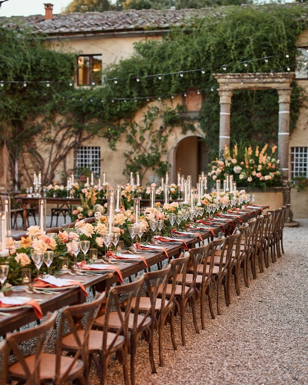 It's al fresco dining season in Tuscany! 🫒 🌿  We placed @thextraordinaire_official on @loverly where you can see how they used gorgeous organic details to transform the historic Villa Catignano-- live in the full online feature.

(Photography: @jul