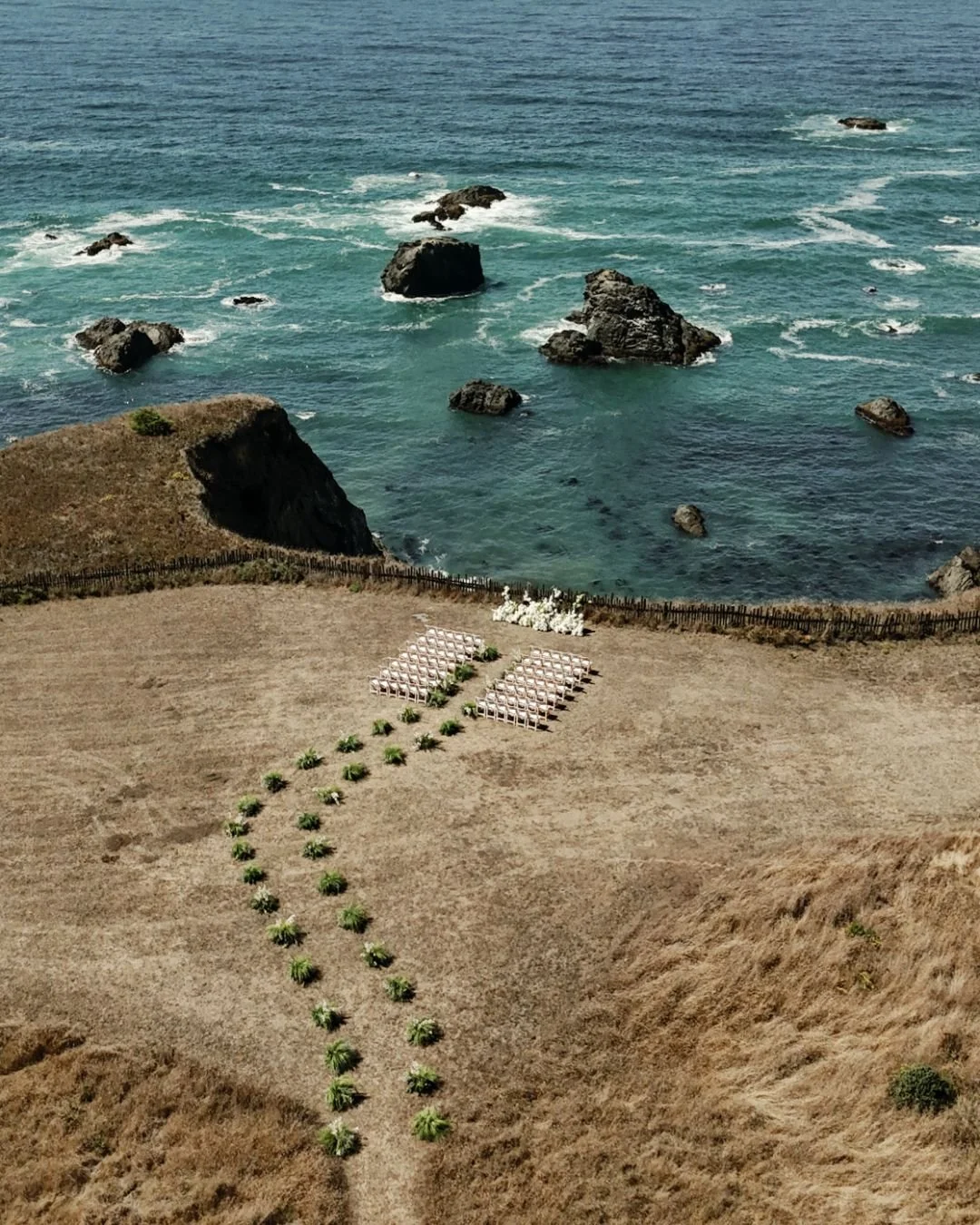 This coastal cliffside wedding came to life with bold modern design 🤎 See all of the details brought to life by @roqueevents now on @greenweddingshoes!

Planning + Design: @roqueevents
Venue: @switzerfarm
Photographer: @samanthadeanphoto
HMU: @beaut