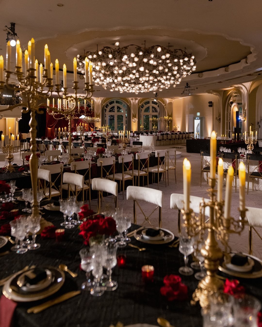 A weekend well spent at the Soci&eacute;t&eacute; Soir&eacute;e &hearts;️

It felt as though we went back in time at the iconic Beverly Hills Hotel, where @thesocieteprivee brought us a glamorous evening filled with immersive entertainment, gilded de