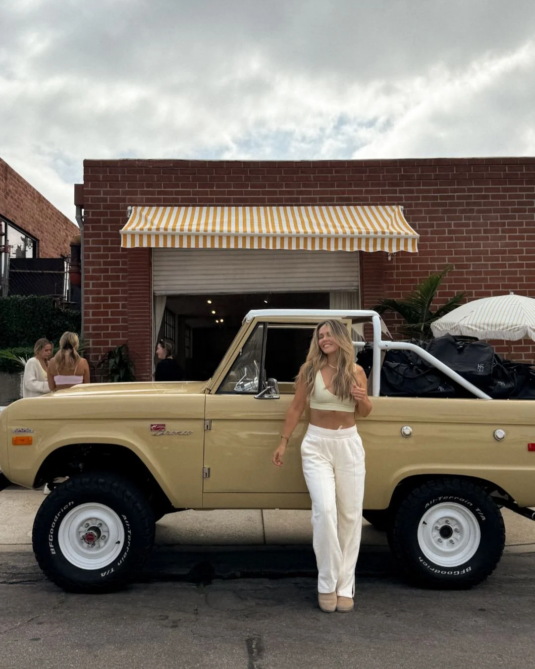 A fitness studio this beautiful called for a celebration! 🍋 Entrepreneur and Sports Illustrated model @katrinascott showed off a brand new space for @studio.ksl this year, and to kick things off we helped to produce a private session for members! 

