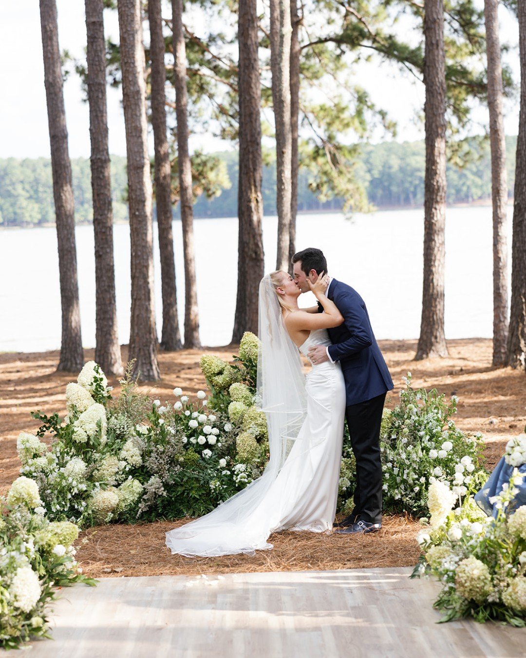 Understated beauty meets natural charm in this lakeside celebration 🌾 

Nestled along the waters edge of Lake Oconee, Hannah and Will's wedding melded organic aesthetic with a sophisticated feel to complement their lakeside venue.

See it all on @st