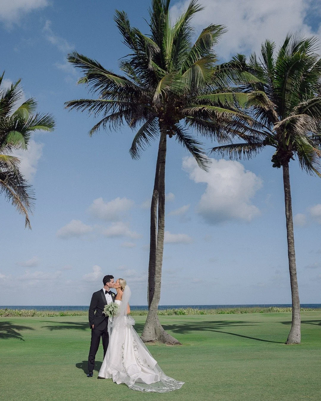 Breezy + coastal -- this wedding was brought to life with lush botanical design 🤍 

We're so excited to have placed @heatherkincaidphography on @stylemepretty, where you can read the full story now!

Photography @heatherkincaidphoto
Planning &amp; D