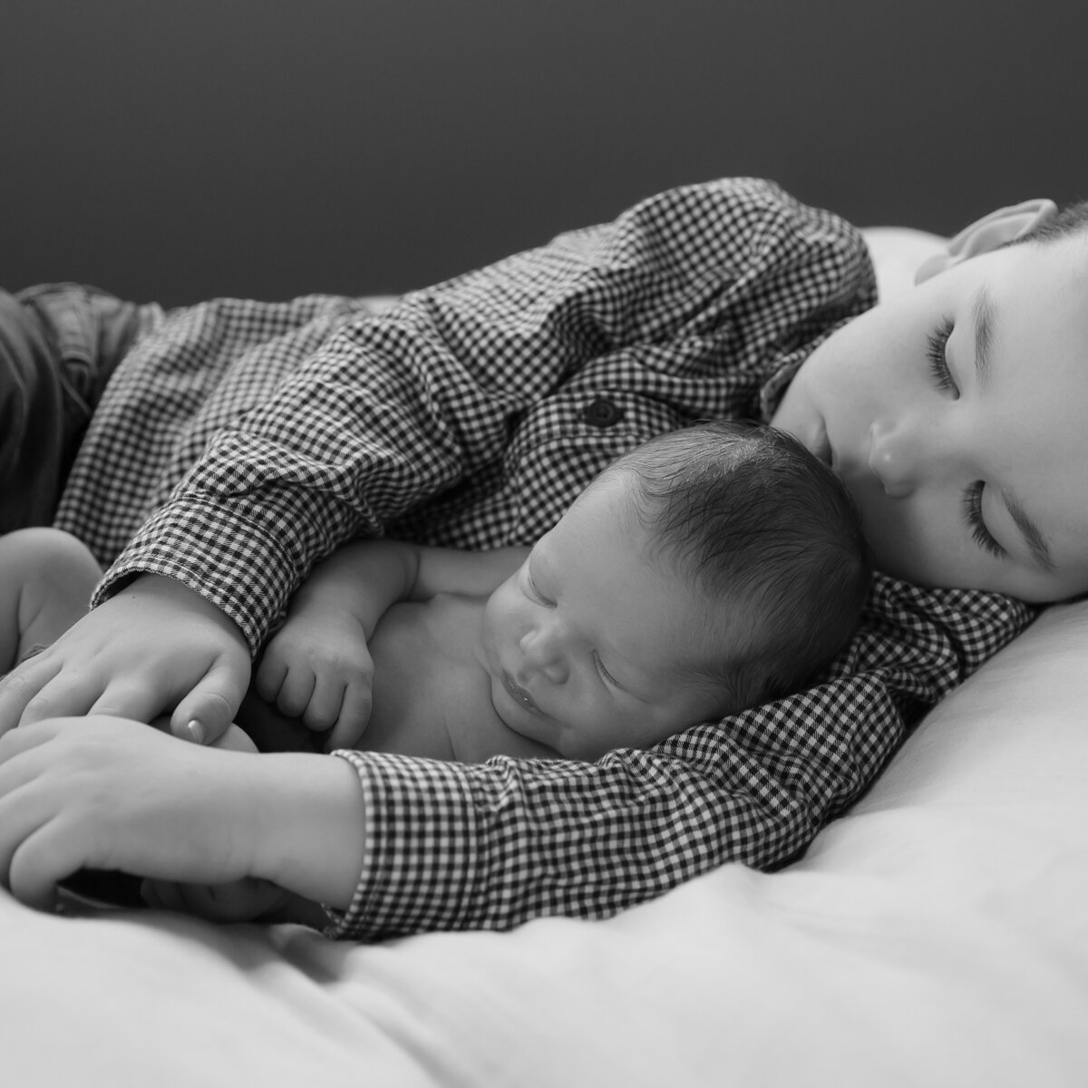 Bright_Photography_Newborn_Home_Session_Siblings-5.jpg