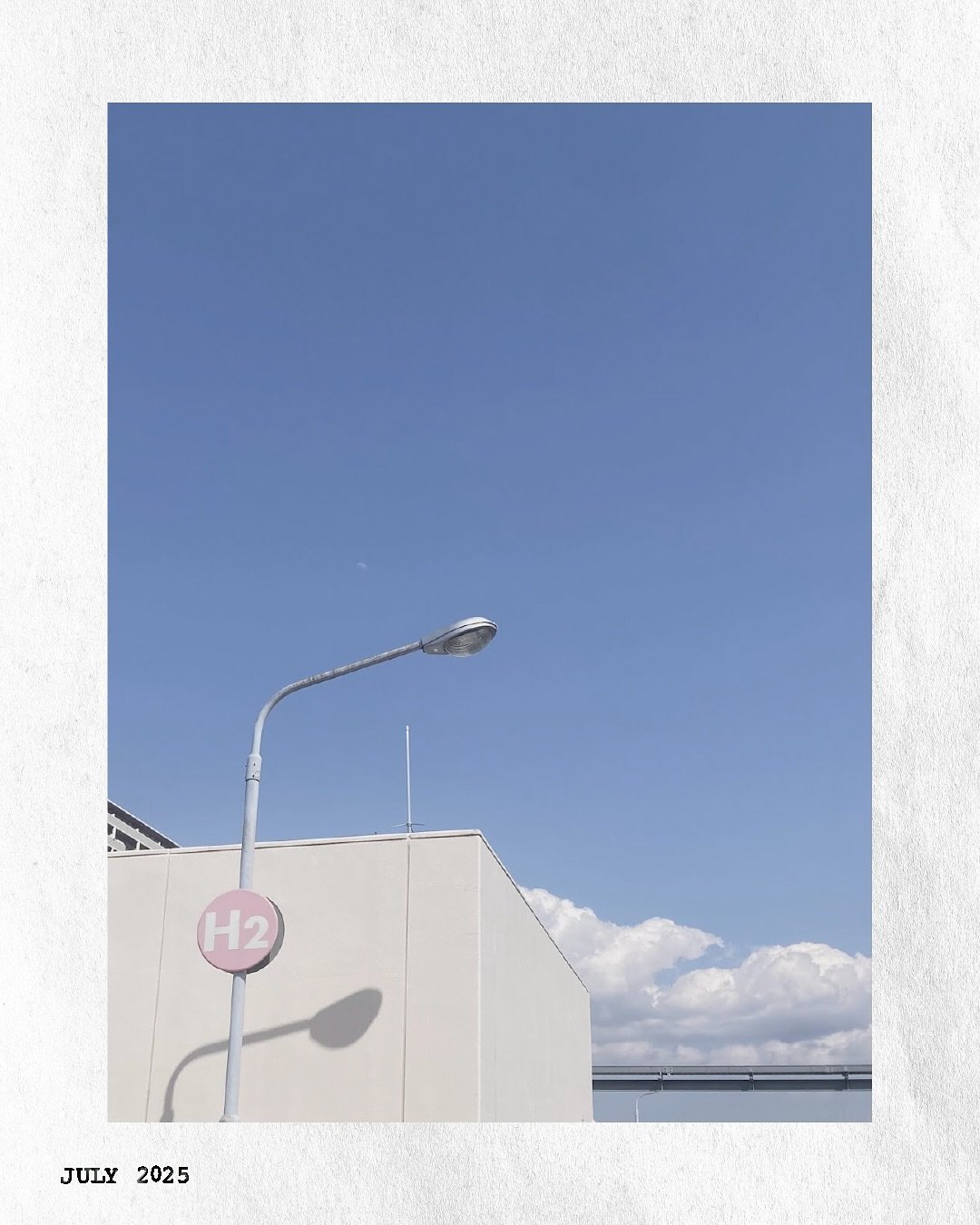 7月になりましたね。

&hellip;ということは、あと2週間ちょっとで
夏休みの季節がやってきてしまうということだ！

昨日まではどっちつかずの天気に
自分までぐずぐずとしていた気がしていたけれど、

カレンダーを一枚めくった途端、
急に早いエスカレーターに乗った時みたいに、
時間がぐいぐい進んでいく。

夏になると、
生活のリズムが少し変わる気がします。

特に、お子さんがいる家庭では、
学校が休みに入り、
家の中に新しい時間の流れが生まれます。

親としては、毎日をどう過ごさせるかに
知