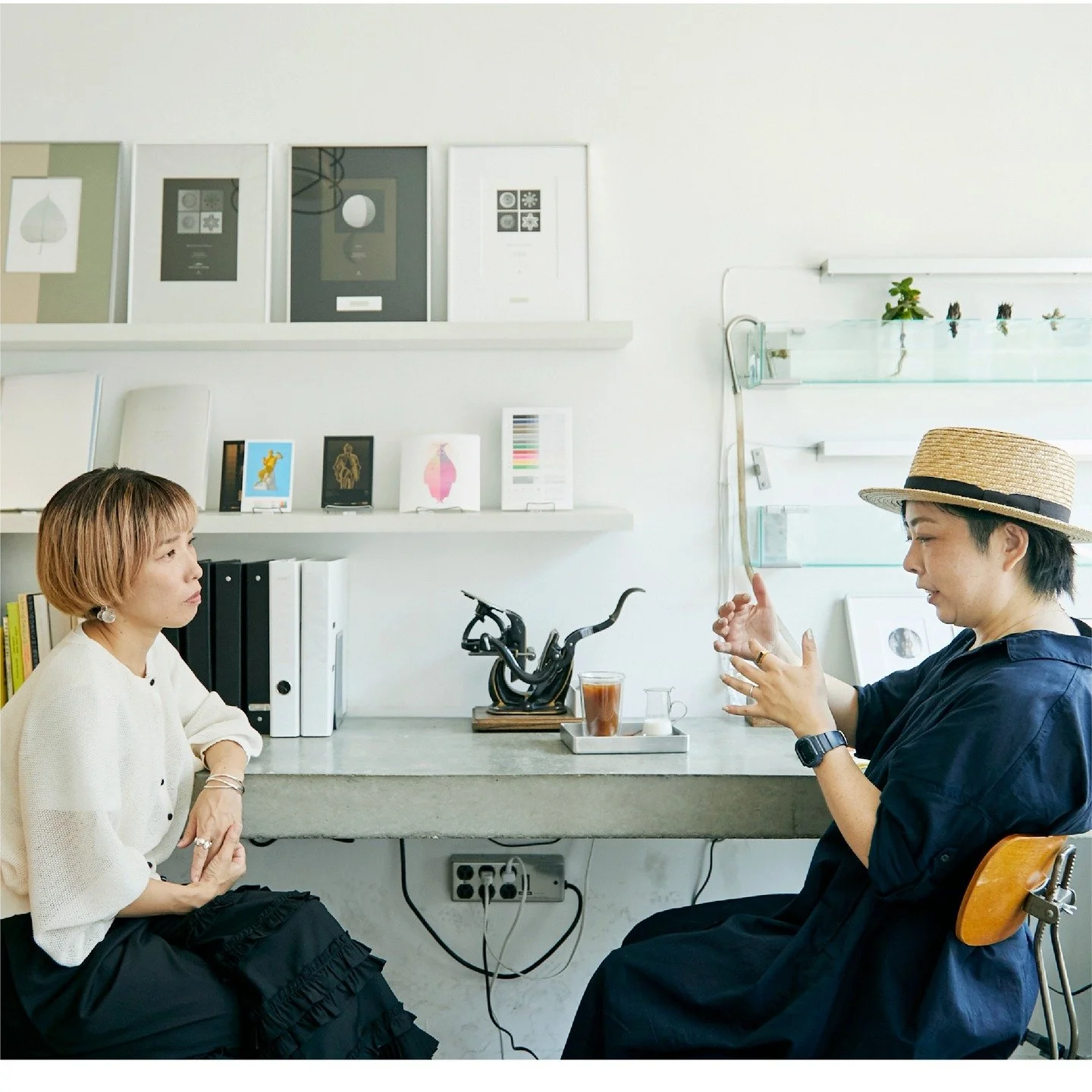 夏のある日のインタビュー。

個人のブランドは、
「ブランドの在り方とそれにふさわしい表現を整える」という以外に、
その人自身の在り方を整える作業でもあるなと感じてます。

ブランドと個人は別の人格だけど、
ブランドは個人から生み出された産物であるわけで、
そのブランドの動力源として個人の情熱が寄与し続ける。

ブランドの目的は、あくまでもビジネスなので、
お客さまのためにそこにあり、
ビジネス活動というものを通して、
お客様へとその商品やサービスを届けることなのだけど、

でも、ブランドは、
