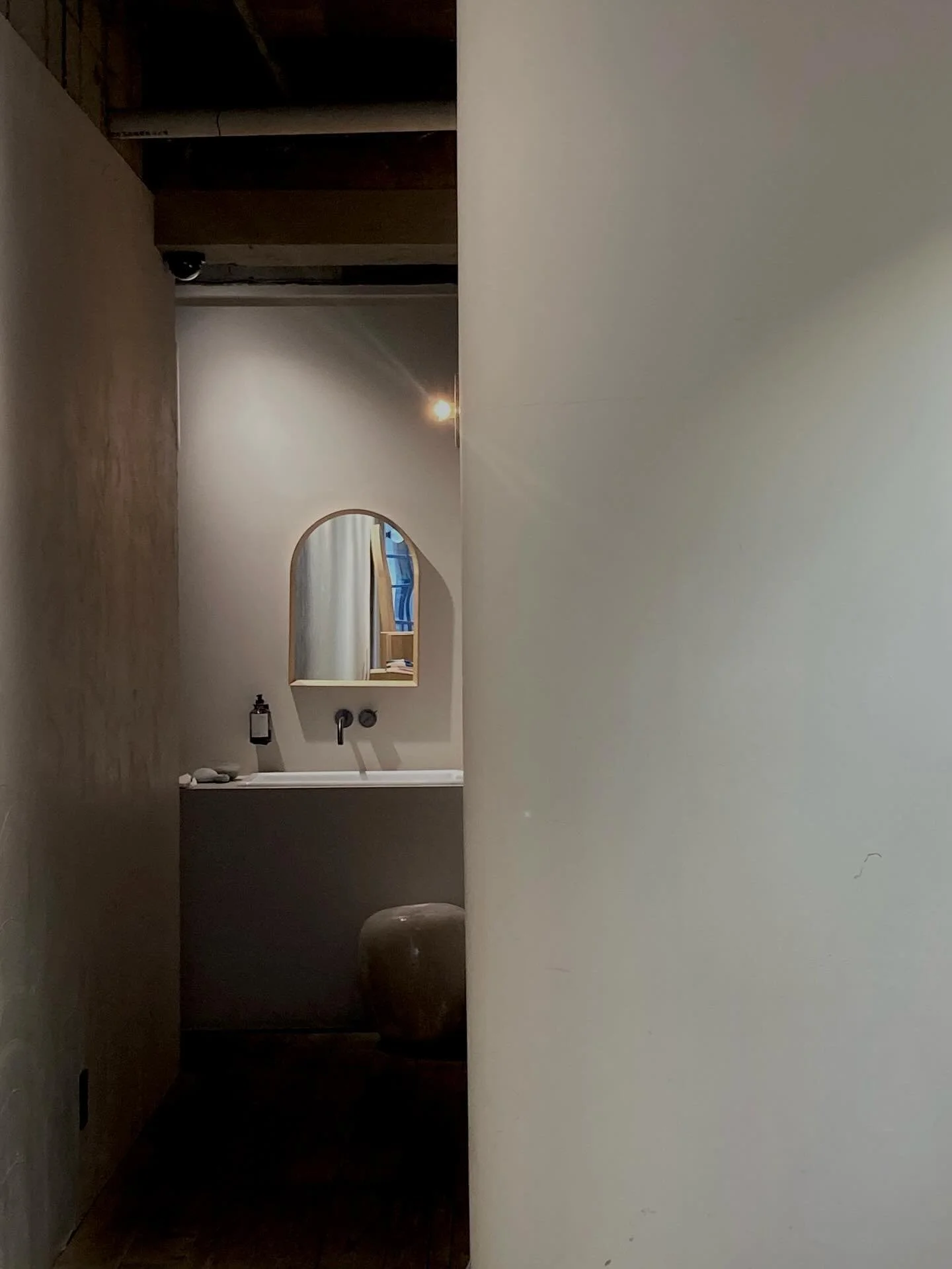 美しい空間とは

心が広がり、
そこにある全てを
自分の中に吸い込めそうな
気がする場所。

心地よい空間とは

心が解けて、
今の自分を受け入れてくれて
包み込んでくれるような場所。

私にとっては、
そんなイメージがあります。

次回の　@visionaria_branding の
Podcastのテーマが「空間」ということもあってか
空間への眼差しが新しい感じ。

どの空間も、
ここが今こう在るのは
その後ろに強い情熱と意図があるから。

人の心を動かす空間を
改めて尊さを持って眺めてしま