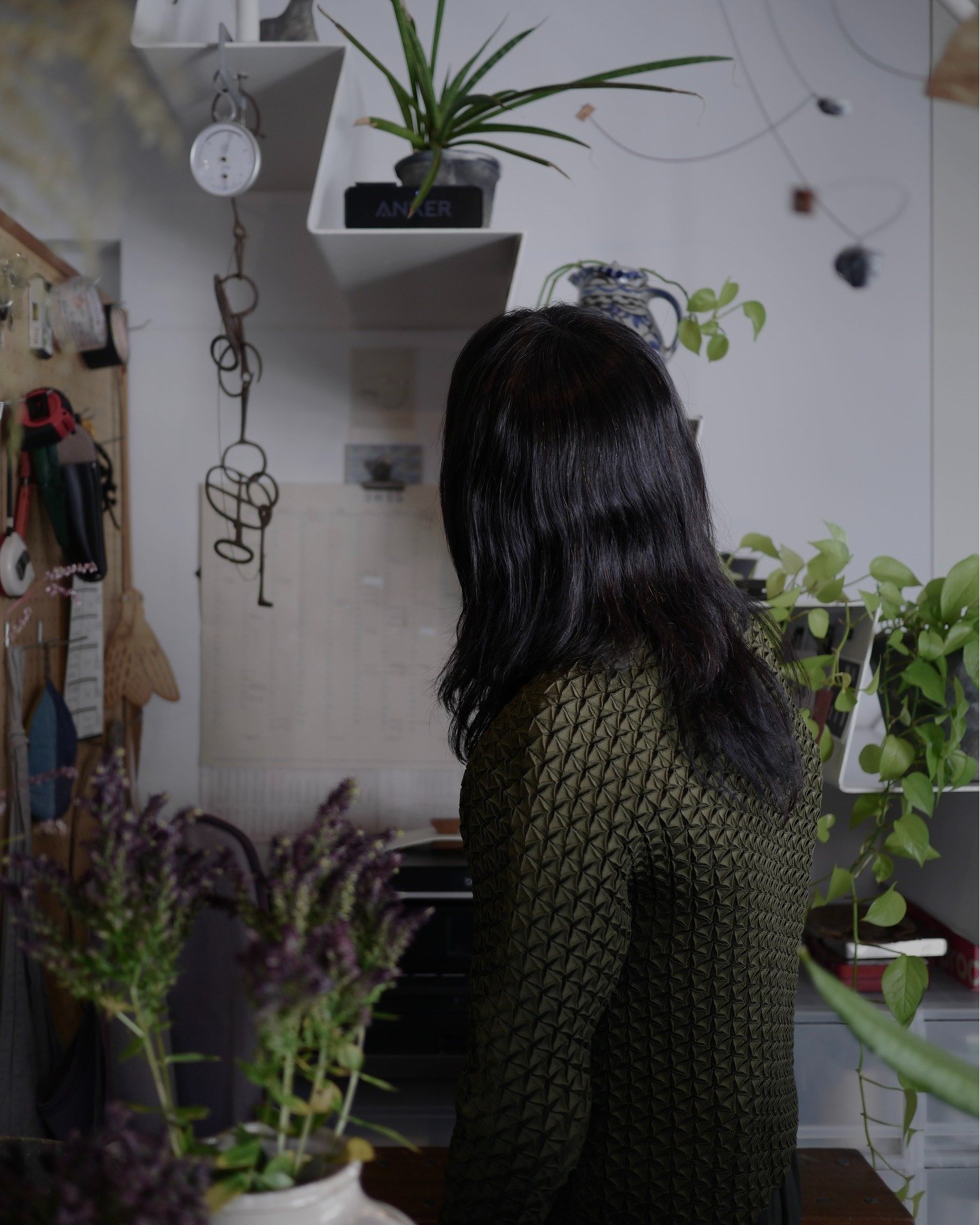 先日、とても居心地のいい空間で
インタビューをしました。

入った瞬間、わぁー、と
声のトーンが少し上がって、
そして、呼吸が深くなった。

静かで落ち着いているのに、萎縮しない。
「どうぞ、そのままで」と
言われているような場所。

その場所は、
空間ディスプレイを手がける
三栖波子さんのお宅。

Podcastの20〜21回目のエピソードで
ゲストとしてお話を伺うために、
お昼をご一緒しながら
インタビューをさせていただきました。

波子さんのお宅には、植物がたくさんあります。
でも「飾られ