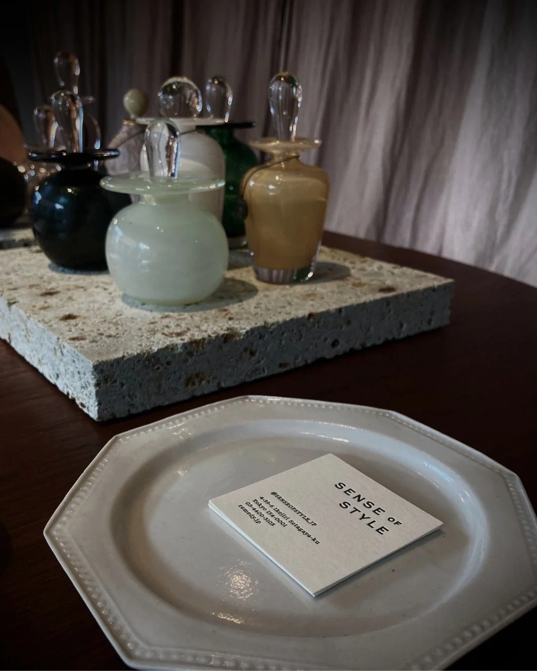 先日、@senseofstyle_jp  の
武田麻美さんにインタビューをしてきました。

今回は、@visionaria_branding のインタビューの
シリーズとして、ブランドのタッチポイントを追っているのですが、
そのひとつとして「香り」に注目していました。

海外のフレグランスブランドを
日本に届けるお仕事を通して
「香り」という目に見えないものと、
一貫して向き合ってきた彼女に、
それがご自身にとって、そしてブランドにとって
何なのかをうかがってきました。

本編はPodcastを