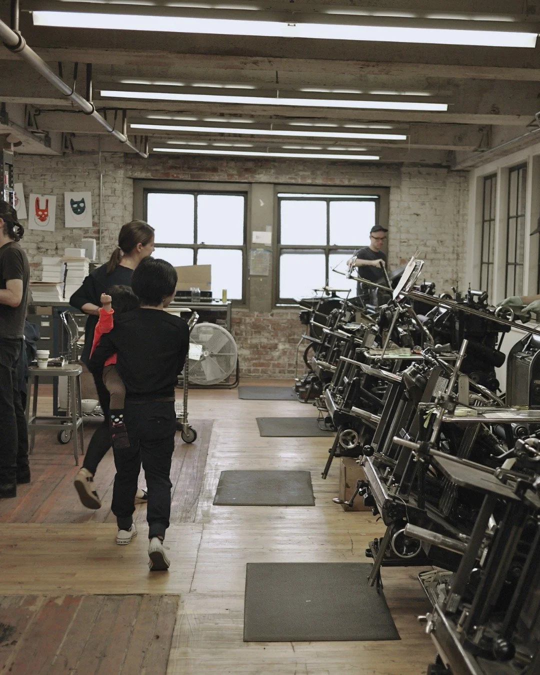 この3月から4月にかけては、
なんだか脱皮しているような気分でいます。

いろいろと繋がり、いろいろと気づき、
1ヶ月でずいぶんと離れたところまで
歩いてきたような気がしています。

自分の意思で人生を生き始めたのは、
たぶん25歳でデザイン会社に転職したとき。

そこから約20年。
今、自分の来た道を
あらためて振り返るタイミングが
訪れているようです。

これはとても個人的な記録だけれど、
ひとりで働く人や、
今まさに立ち止まっている人にとって
どこか重なる部分があるかもしれない。

そんな