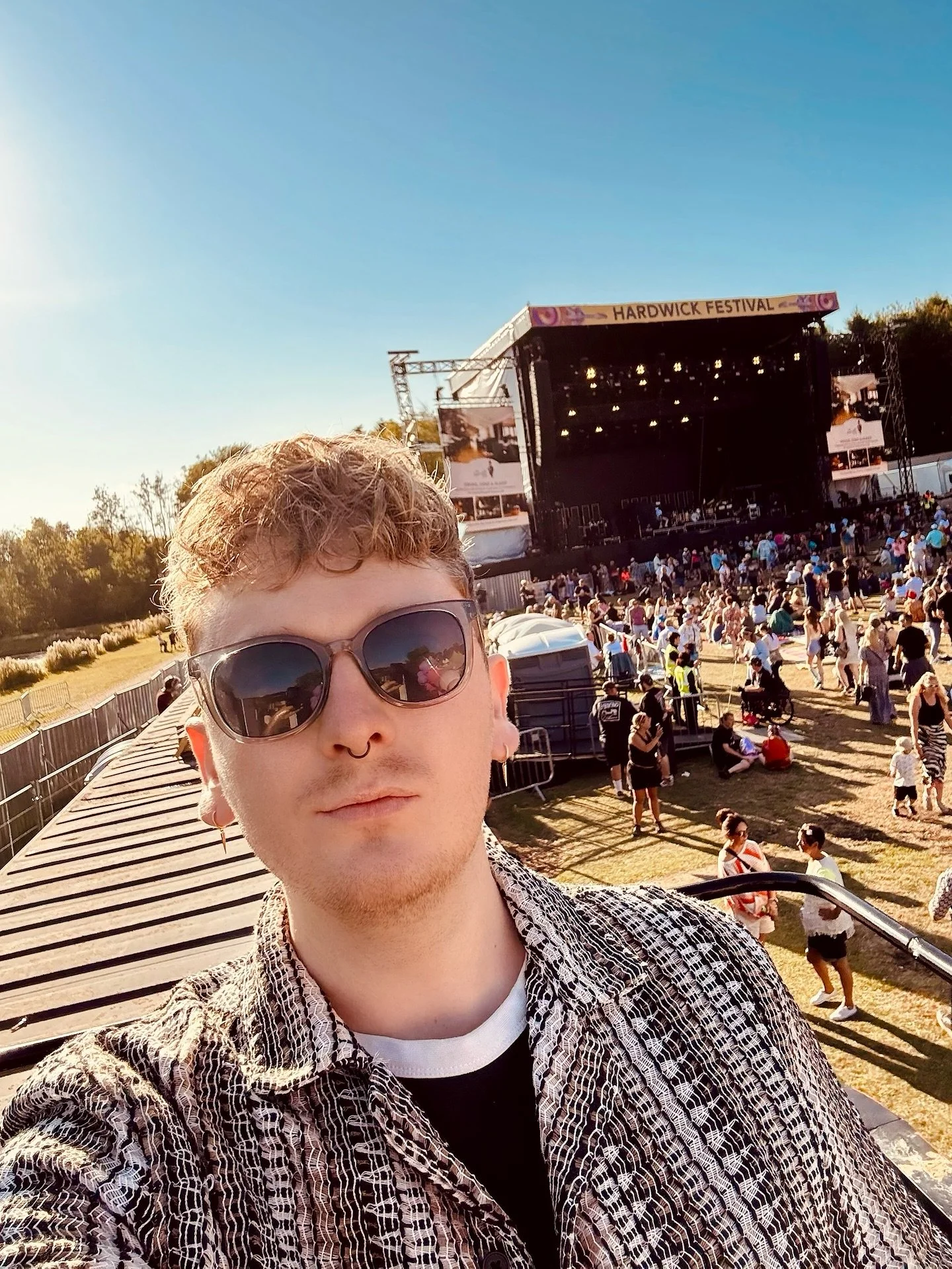 Behind every great photographer is someone who makes the magic happen behind the scenes, meet my incredible editor and right hand! 💻 (swipe for the most cursed thing you&rsquo;ll see all week)

They handle everything from my retouching, social media