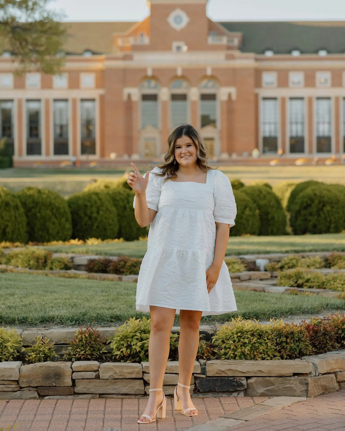 OSU Senior &lsquo;24 LORREN! 🎓🎉🧡 You guys&hellip; I had so much fun with this gal taking her senior pictures! Bringing your favorite furry friend along for pictures &amp; including them in this special moment is ALWAYS a yes!! 🐾
-
#holleekcreativ