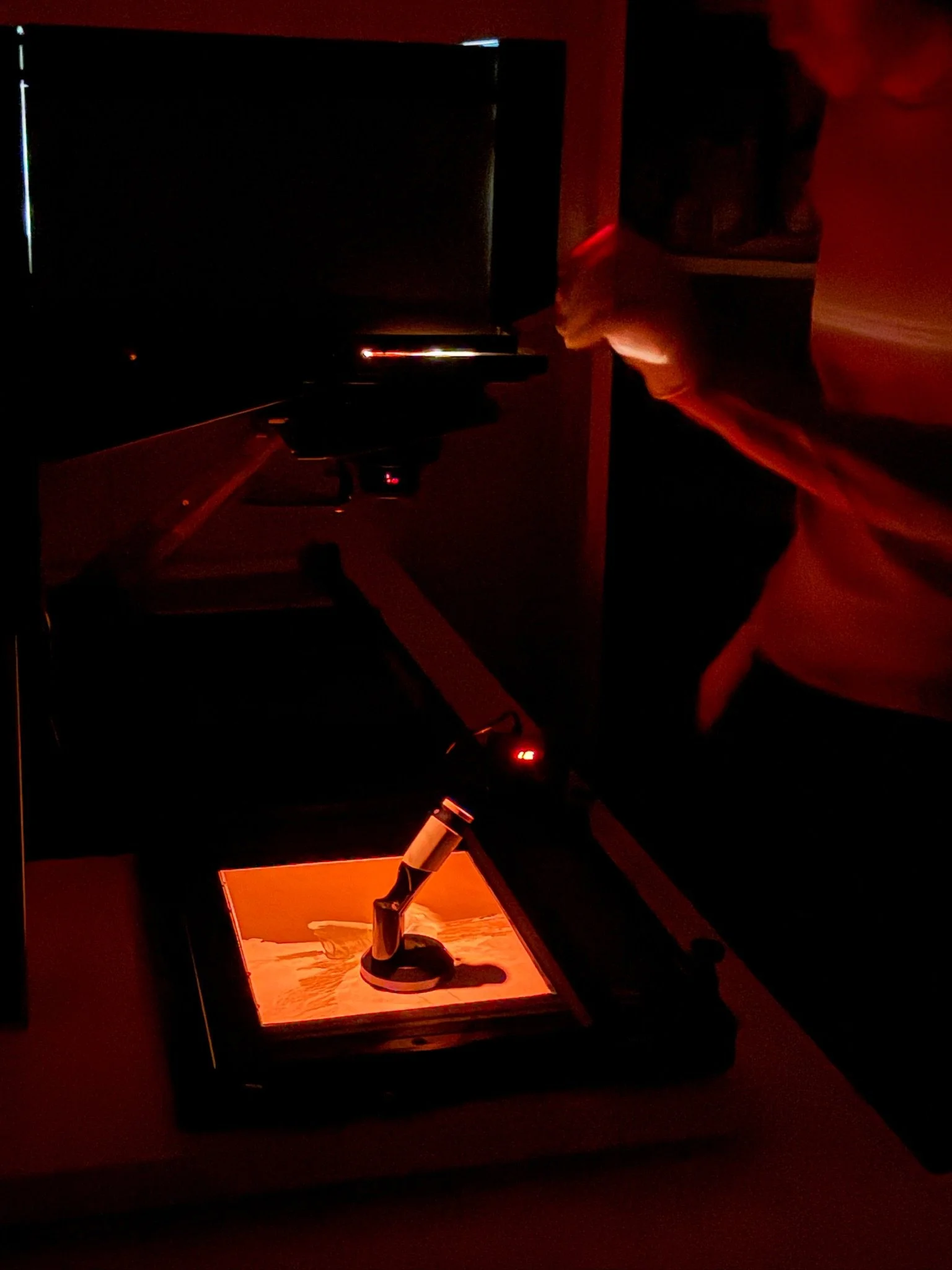 Blick auf den Vergrößerungstisch im abgedunkelten Spieker Darkroom.