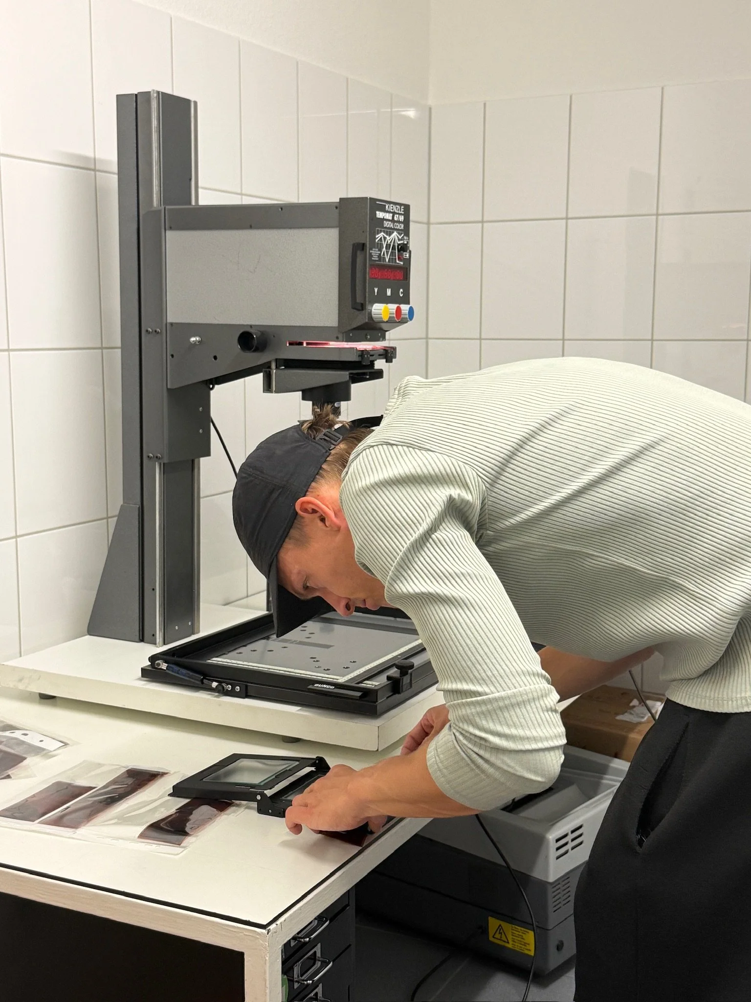 Arbeit am Farbvergrößerer im Spieker Darkroom.