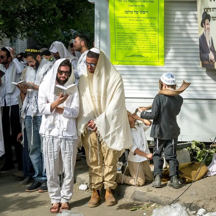 uman-ukraine-september-rosh-hashanah-jewish-new-year-mass-prayer-pilgrims-hasidim-street-where-rebbe-nachman-120378850.jpeg