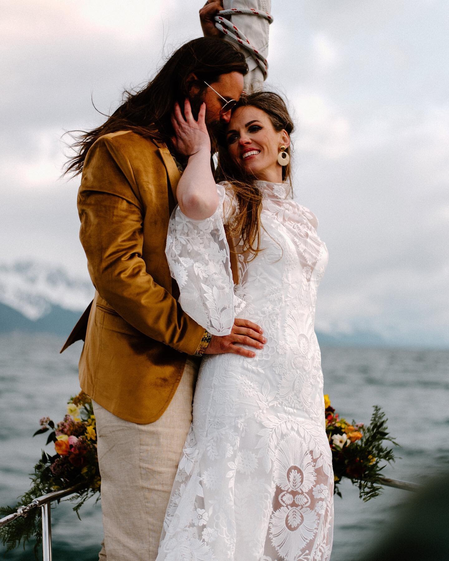 All you need is peace, love, and a groovy sail boat ✌️
.
.
.
.
Workshop: @dressedinwilderness 
Venue: @millerslanding 
Charters: @rez.bay.sailing 
Hair: @hairbyannie_907 
Day of planning/coordinating: @akhappenings
Makeup artist: @evergreen_esthetics