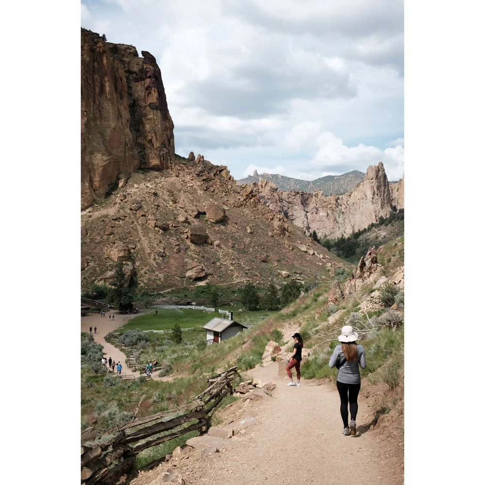 Descending to the Chute in Smith Rock State Park