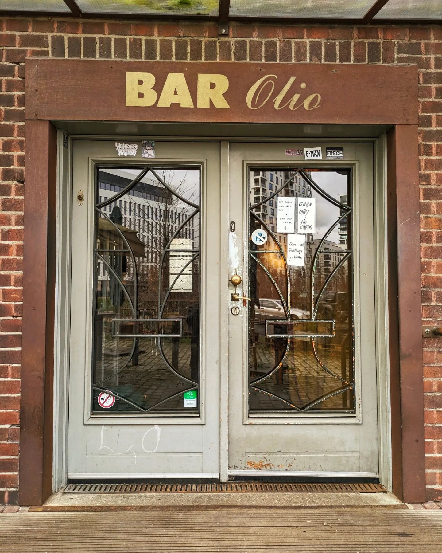 In a slightly different life, I stumbled into Bar Olio by pure chance about 18 years ago. It was surrounded by a freight station district. Slightly shady. But with a lot of charm. 18 years later in this life, I dropped by again. (Surrounded now by a 