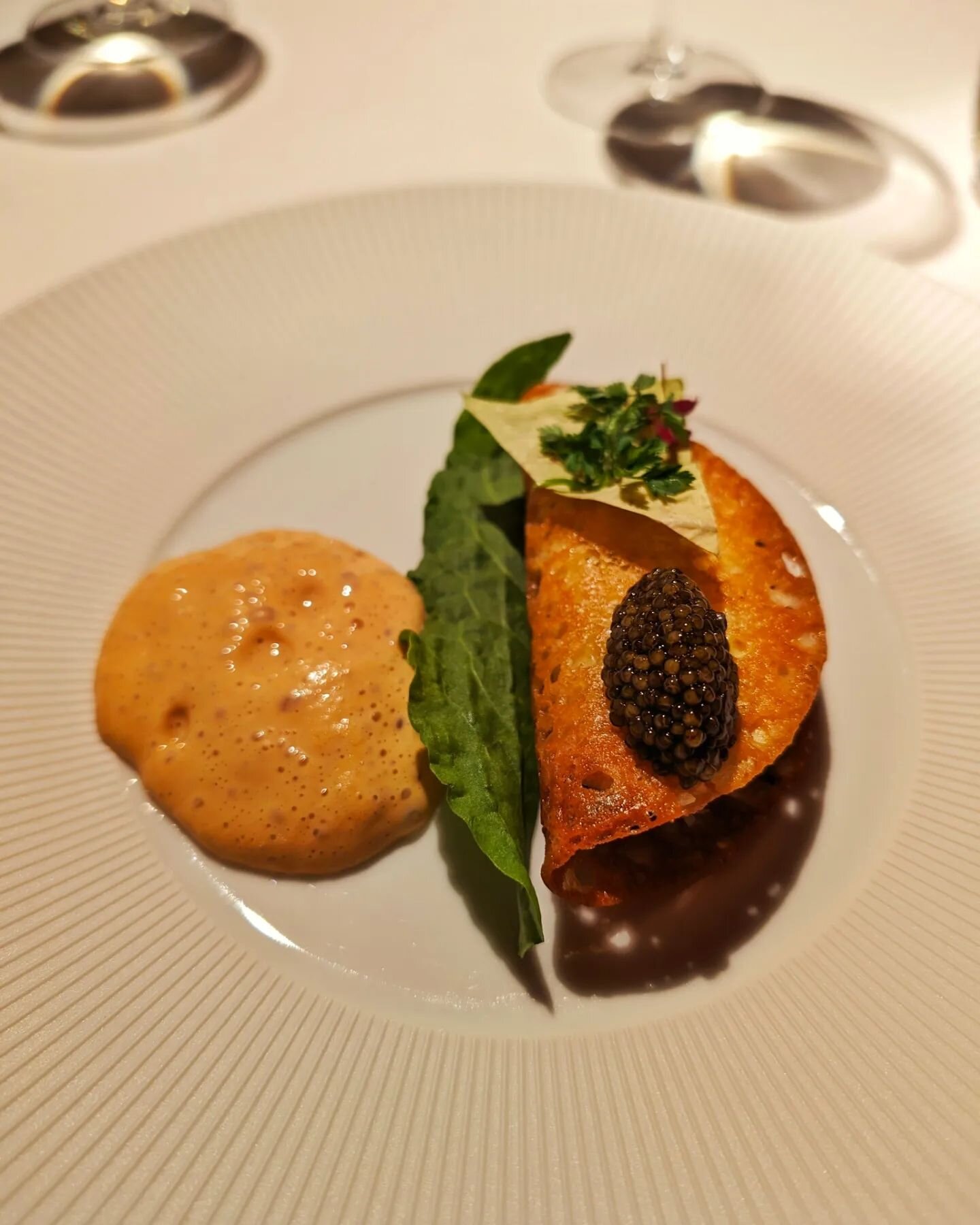 The very best comes at the end.

Galettes, spider crab, citrus, Ossetra caviar.

The first time I saw this course was at @annette.sandner when she was at Tantris, and it immediately triggered something. Because, visually, this course, even without kn