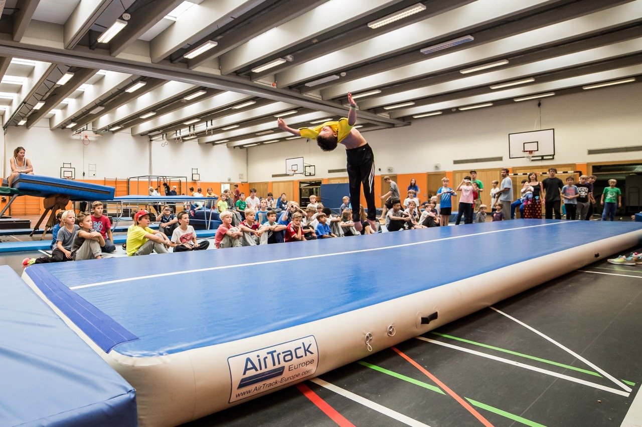 Groß (backflip-auf-airtrack-andere-kinder-anschauen).jpeg
