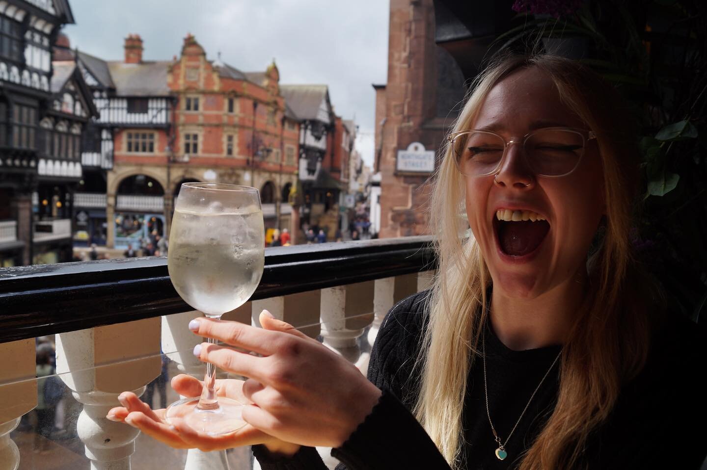 Soph loving the vinos all eve long X 

Sun is shining on the terrace, come for a drink☀️

&bull;
&bull;
&bull;
&bull;
&bull;

#shrub #northwest #northwales #chester #drinks #drink #cocktails #cocktail #matcha #mixology #mixologist #shrubchester #vega