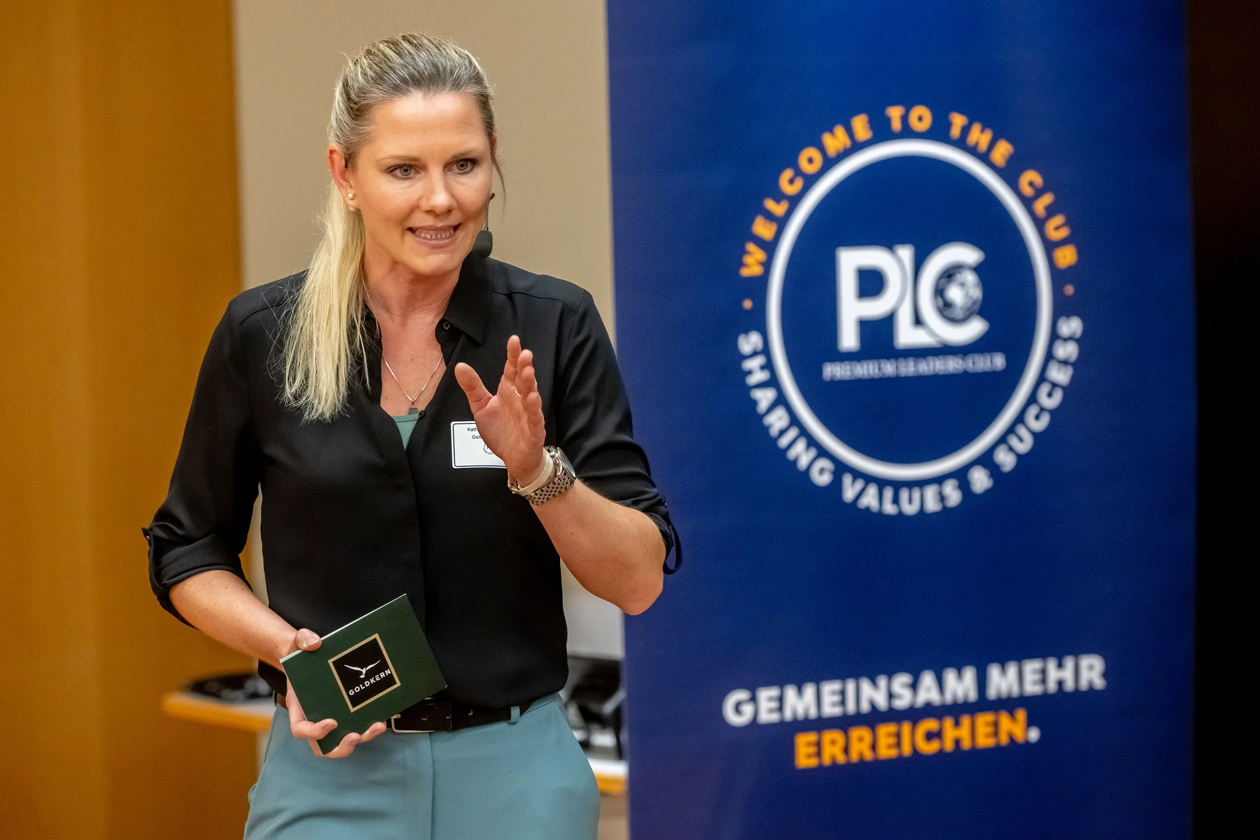 Keynote-Speakerin Katharina Naumann bei einem Vortrag vor Publikum zum Thema ´mentale Superkräfte´ beim PLC