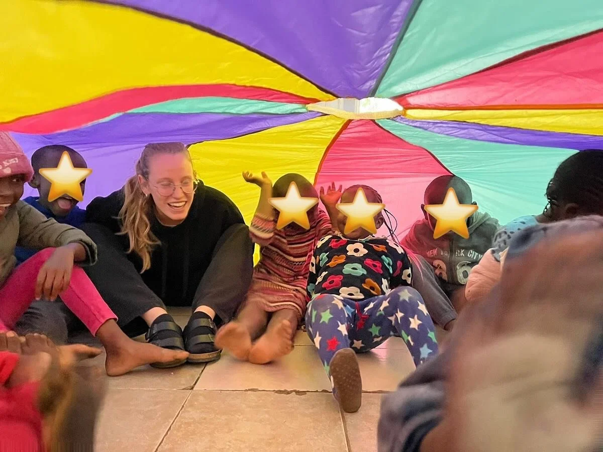 &Egrave; con grande orgoglio che vogliamo rendervi partecipi di un progetto che abbiamo tenuto stretto nel cuore e che ora vediamo realizzarsi! 🥰 Oggi le nostre tirocinanti, Marta e Alice, si trovano a Nairobi, in Kenya, presso l&rsquo;associazione 