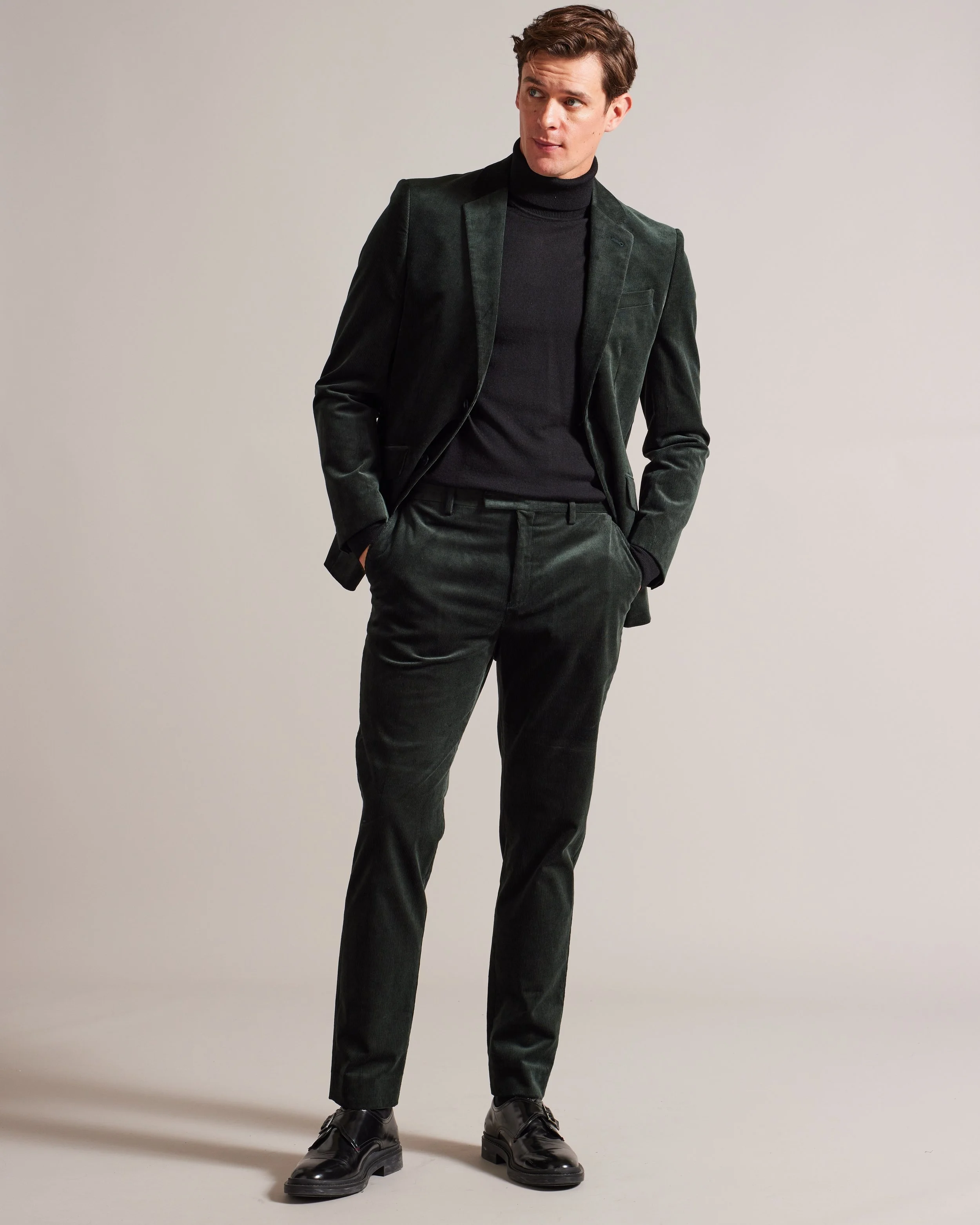 AW23_DURHAMJ_271910_DK-GREEN_2 liquify edges of trousers soften creasing.jpeg