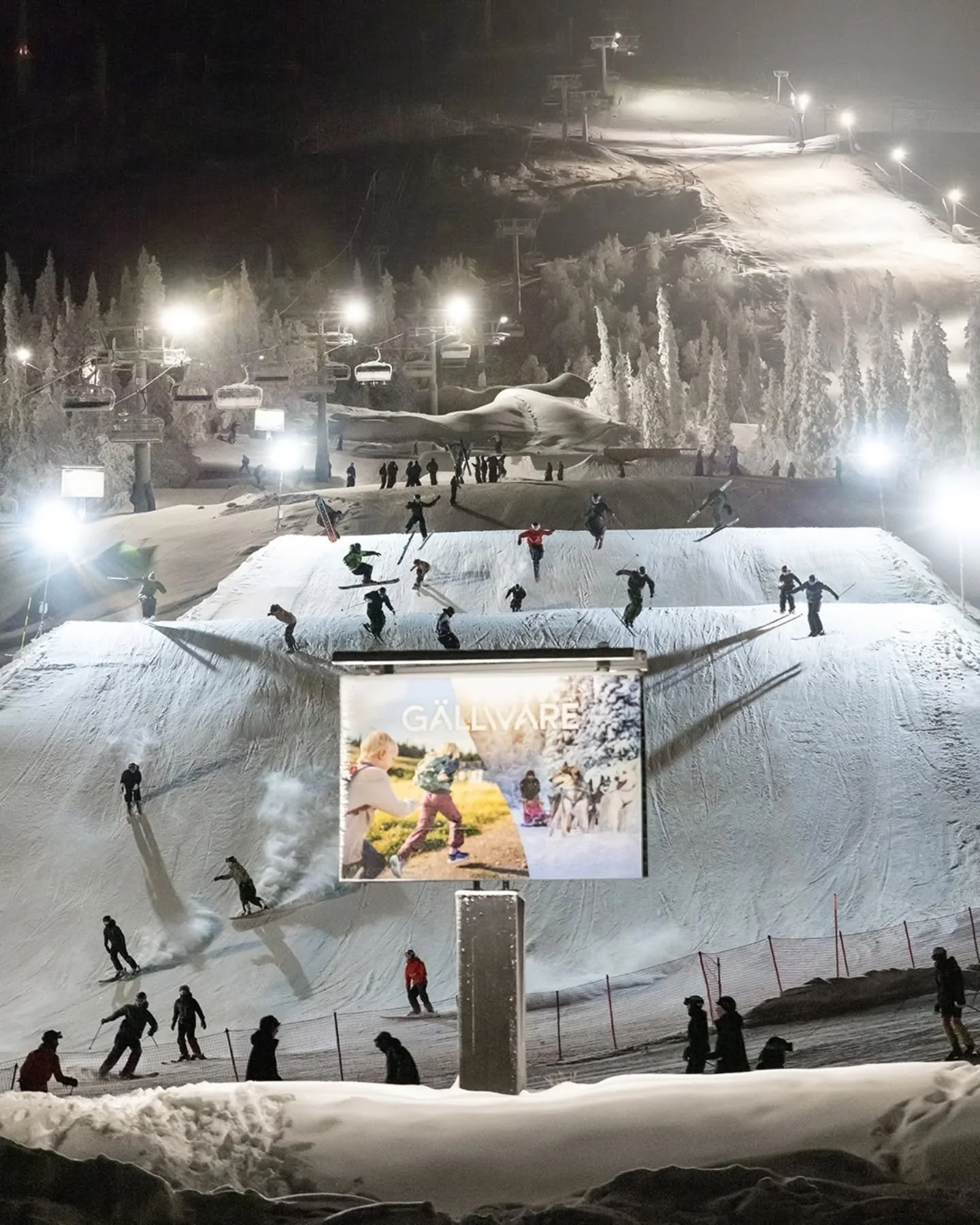 Full fart p&aring; pre park opening ig&aring;r! ⛷️🤩🏂 

Dunderh&auml;ng med @kimbosessions forts&auml;tter ikv&auml;ll med officiell park&ouml;ppning, filminspelning och sk&ouml;nt h&auml;ng med @kimboberg och &ouml;vriga &aring;kare!

Mer om helgen