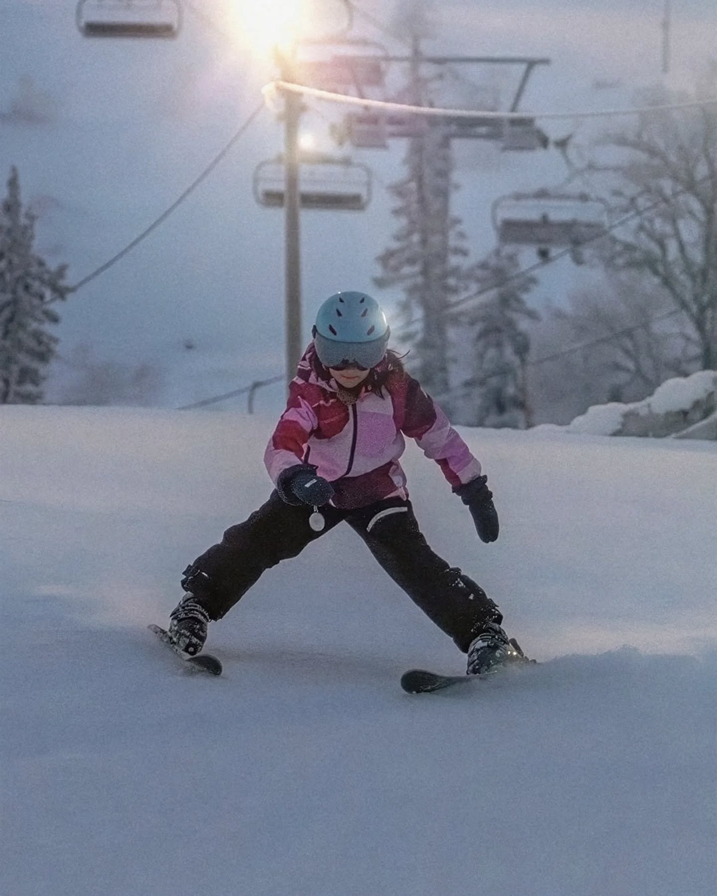 Godmorgon! Ny dag med ny sn&ouml; p&aring; fj&auml;llet! ⛷️❄️🏂

Liftarna &ouml;ppnar kl 10.00 och snurrar p&aring; till 16.00 idag och imorgon, v&auml;lkommen upp!

Dunderh&auml;ng i parken, hamburgare i t&auml;ltet och filmvisning p&aring; Bl&aring