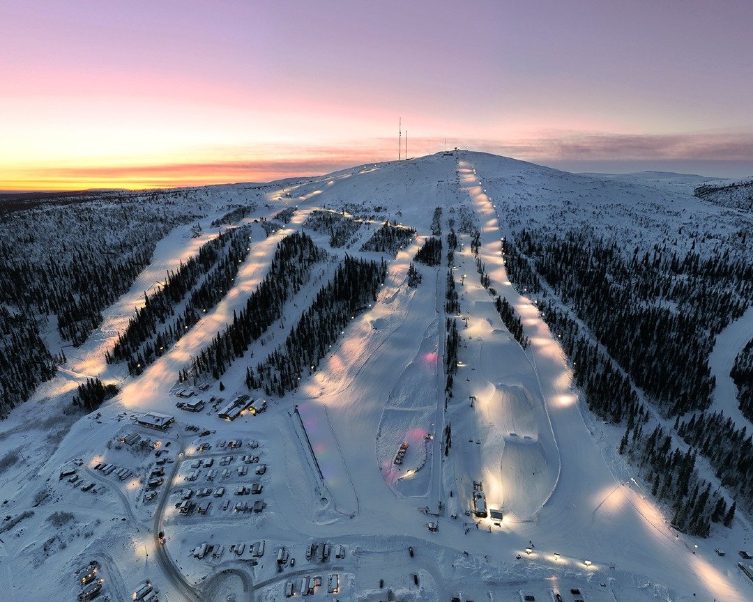 H&auml;rliga dagar i midvinterns ljus nu p&aring; Dundret 😍

V&auml;lkommen upp, &ouml;ppet varje dag under jullovet 10.00-16.00 ⛷️❄️🏂

L&auml;s mer om jullovet h&auml;r: dundretgallivare.se/jullov

Ses i backen! 😃