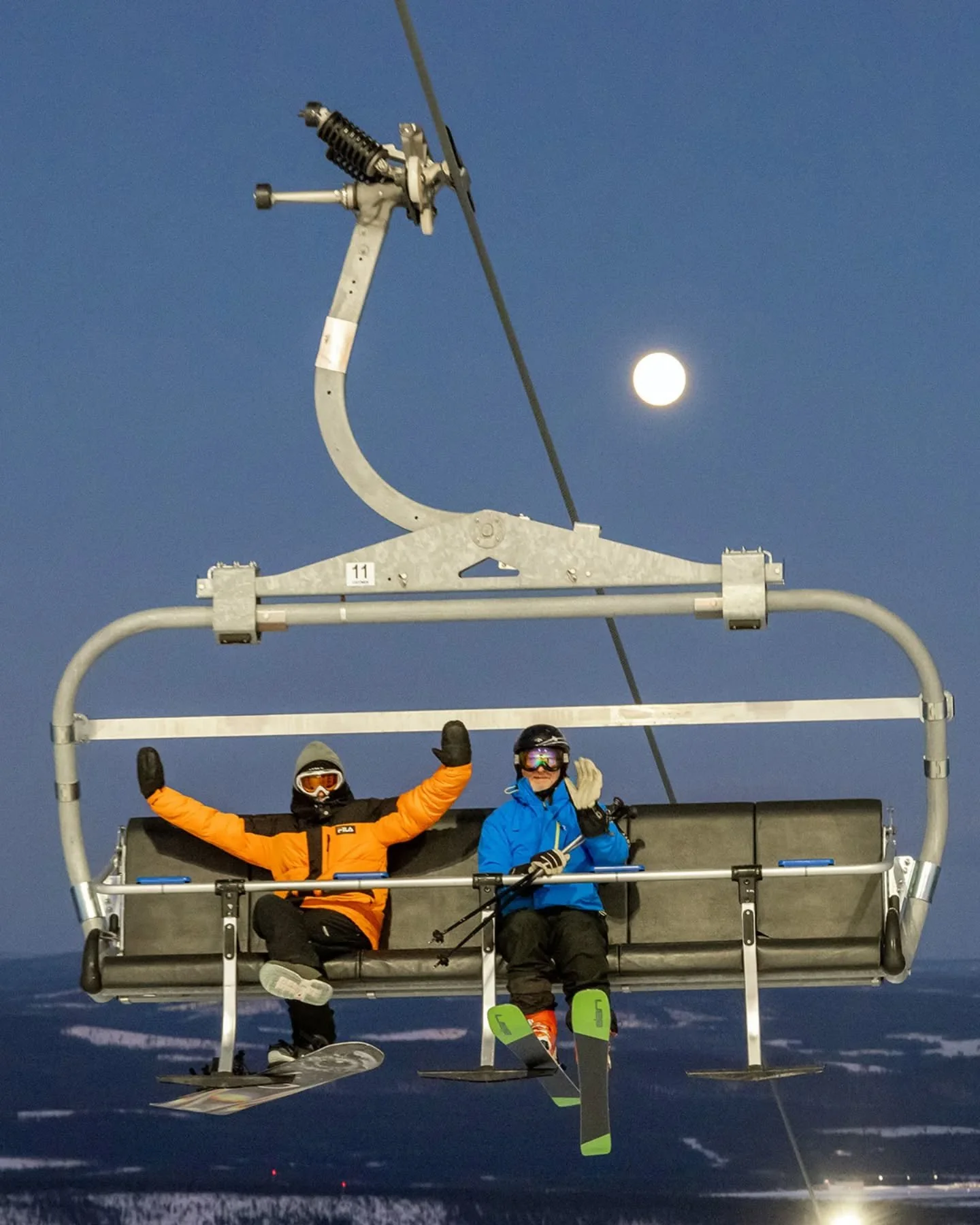 Kv&auml;lls&ouml;ppet 17.00-20.00 ikv&auml;ll, imorgon och p&aring; fredag! ⛷️✨️🏂 

 Behagliga -6 grader och 6m/s vind p&aring; toppen just nu 😃👍

Vi ses i backen! Och p&aring; @dundretcafe 😉