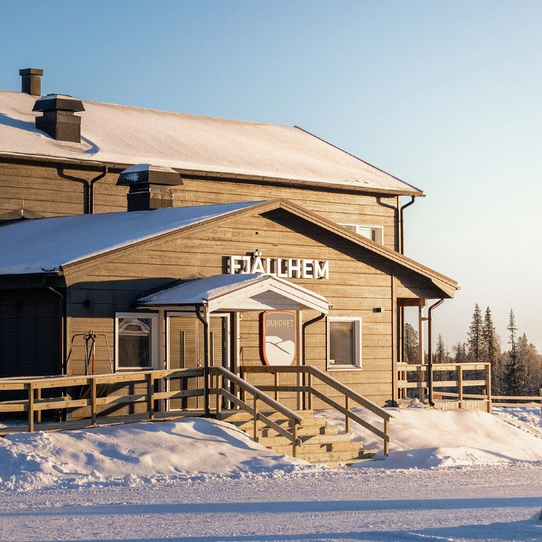 V&auml;lkommen till v&aring;rt Fj&auml;llhem p&aring; Dundret &ndash; bekv&auml;mt boende med hotellk&auml;nsla

Bo hos oss i v&aring;rt nyrenoverat vandrarhem med hotellk&auml;nsla, endast ett stenkast fr&aring;n skidbackarna p&aring; Dundret i G&au