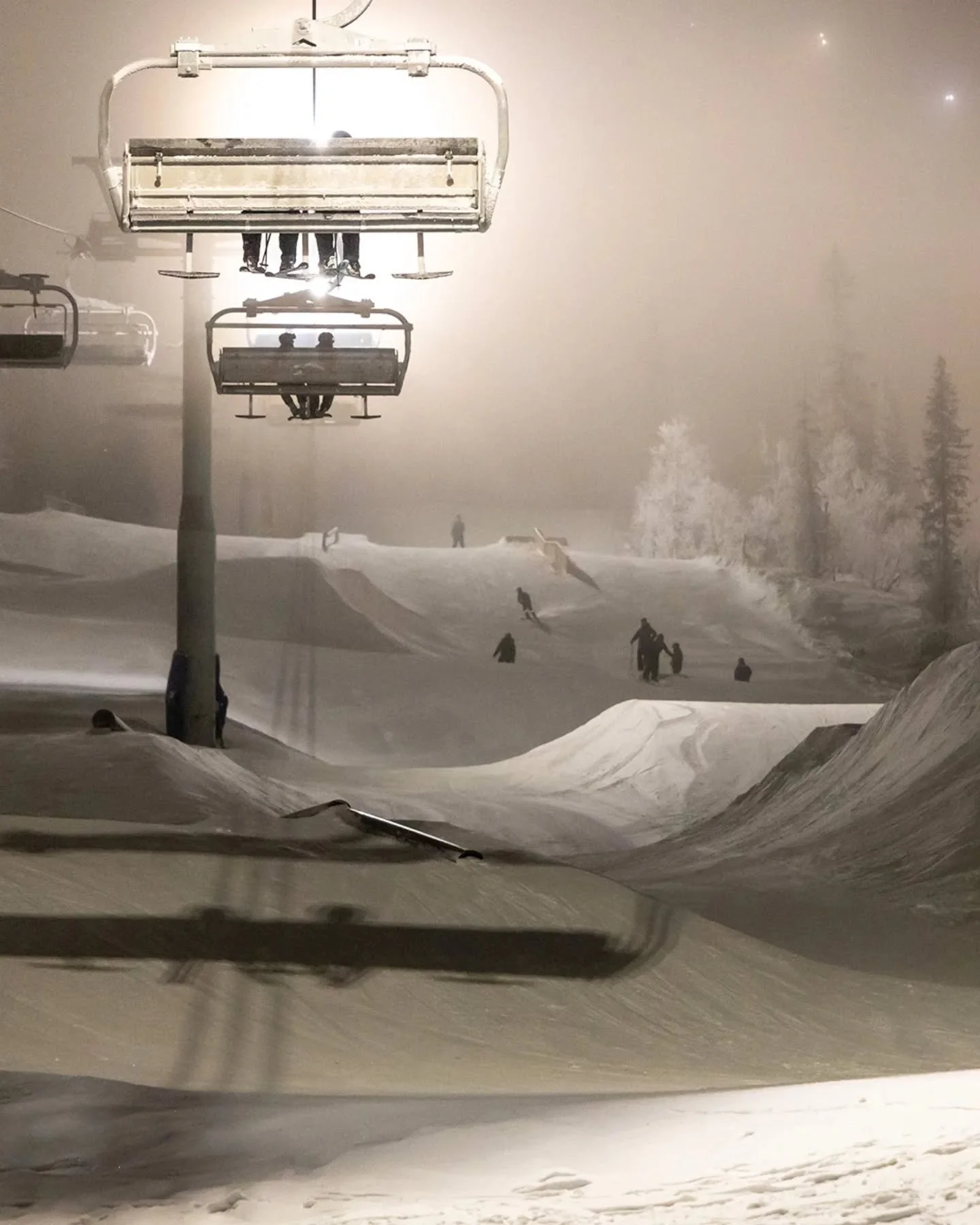 Kv&auml;lls&ouml;ppet 17.00-20.00 onsdag, torsdag &amp; fredag! ✨️

Visst vet ni att v&aring;ra sn&auml;lla liftv&auml;rdar hj&auml;lper er om ni k&auml;nner er os&auml;kra vid liften? Bara att fr&aring;ga s&aring; hj&auml;lper de er ⛷️😊🏂

V&auml;l