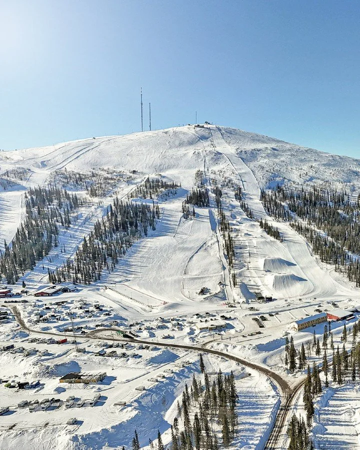 Godmorgon! Fj&auml;llet v&auml;ntar p&aring; dig ⛷️🌞🏂

&Ouml;ppet 10.00-16.00 idag och s&ouml;ndag, vi ses i backen!