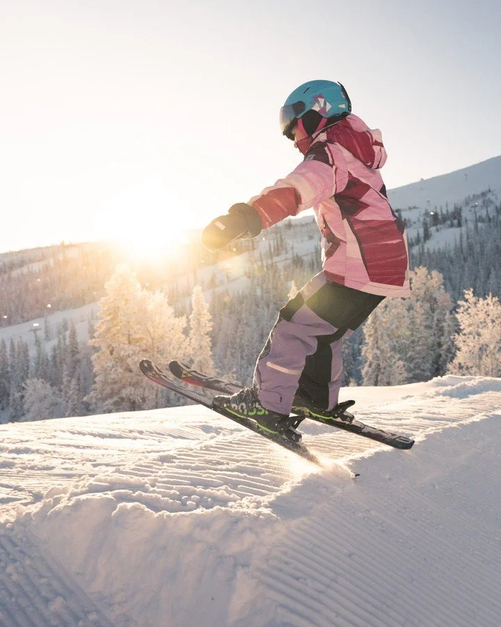 Idag &ouml;ppnar vi v&aring;r andra park, i Liikavaara! D&auml;r finns ocks&aring; en skicross-bana f&ouml;r de som vill prova OS-formen 😃⛷️

V&auml;lkommen upp till ett soligt Dundret! 🌞