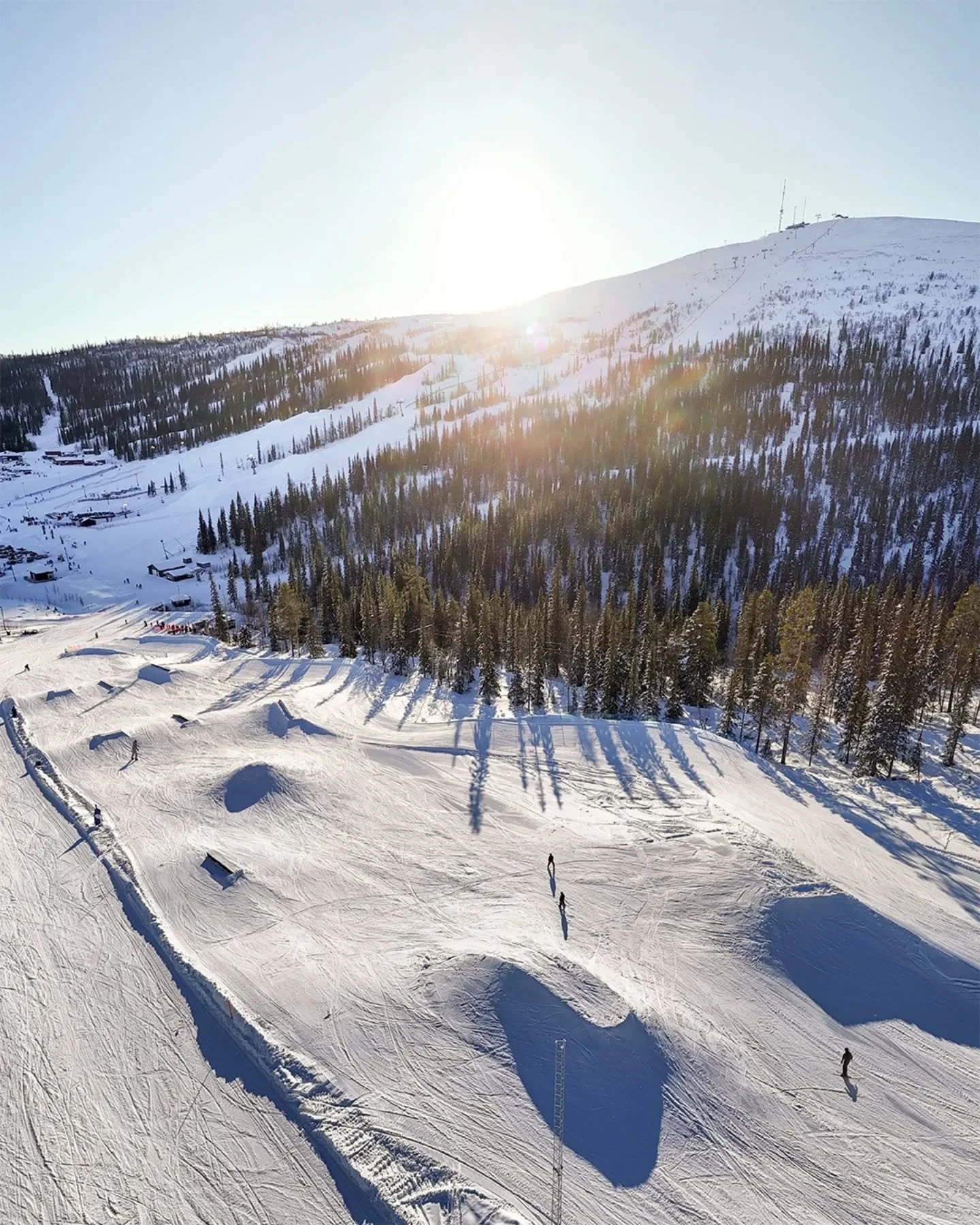Sportlovstider och mer &ouml;ppet p&aring; Dundret! ⛷️🌞🏂

V&aring;r nya och lekfulla park &ouml;ppnade ig&aring;r, j&auml;ttesp&auml;nnande park med massor av m&ouml;jligheter! 🤩👍

Nu k&ouml;r vi dags&ouml;ppet varje dag till och med 8 mars och k