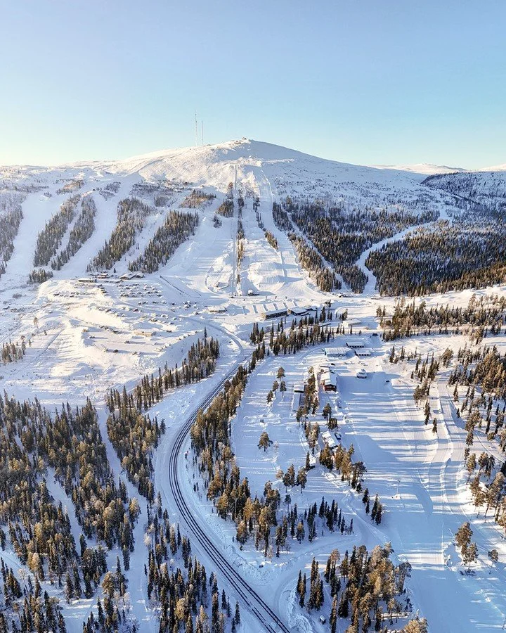 P&aring;sklov p&aring; Dundret! 🐣🌞⛷️🏂

V&auml;lkommen upp till Dundret! I dag kan ni njuta av:

🔸 Fantastisk skid&aring;kning i solsken!
🔸 Afterski med JTM trio som liveband
🔸 Days of Thunder
🔸 P&aring;skk&auml;rring &amp; p&aring;skhare med g