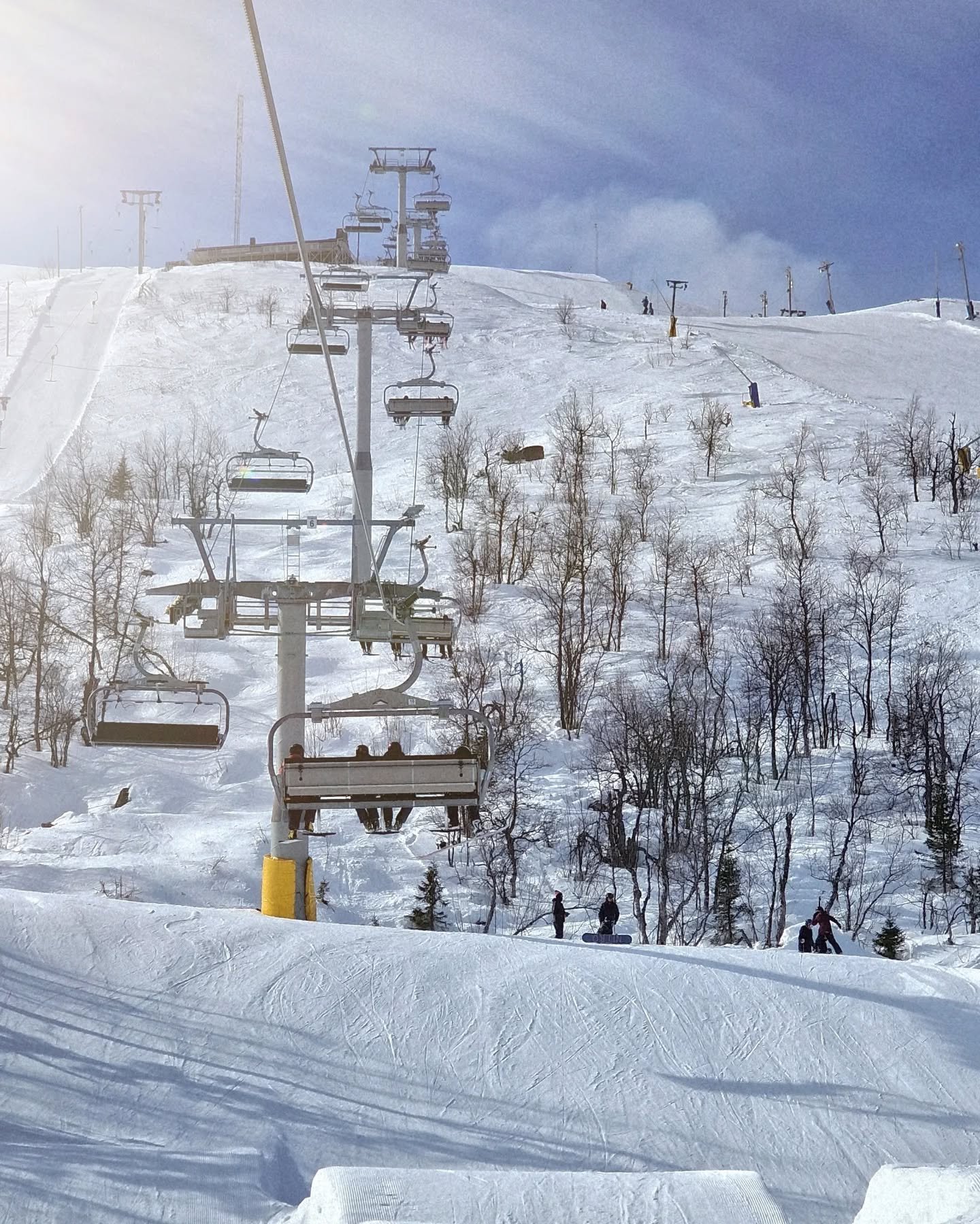 V&auml;lkommen till Dundret i finv&auml;dret! ⛷️🌞🏂 

Solsken, skid&aring;kning, gl&auml;dje och idag mellan 13.00-14.00 f&aring;r alla barn &aring;ka skoterk&auml;lke tillsammans med @trollihopp 😃

&Ouml;ppet 10.00-16.00 varje dag hela veckan, l&a