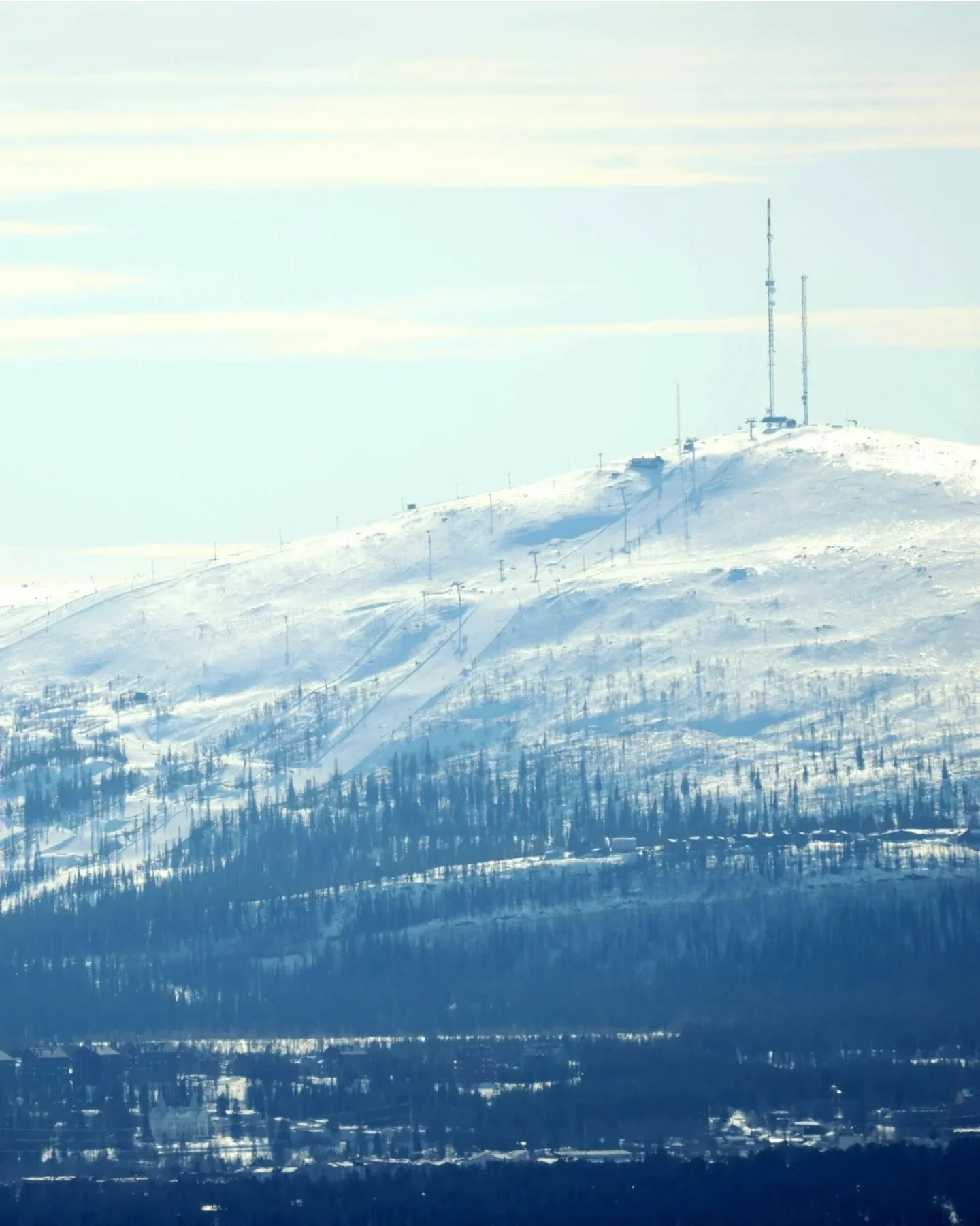 Fredag och finfint v&auml;der p&aring; Dundret! 🌞

Kom och ta n&aring;gra sv&auml;ngar i solskenet! Idag kan ni t&auml;vla mot varandra i v&aring;r parallellslalombana, &aring;ka skoterk&auml;lke med Trollihopp, &auml;ta gott i v&aring;rt caf&eacute