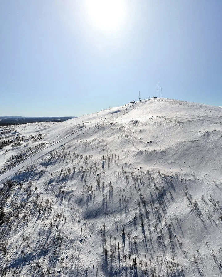 Maxa skids&auml;songen in i det sista! ⛷️🌞🏂

H&auml;r p&aring; Dundret har vi fortfarande fina backar, h&auml;rligt v&aring;rv&auml;der och trevligt, skidn&auml;ra boende &ndash; perfekta f&ouml;rh&aring;llanden f&ouml;r riktigt sk&ouml;na dagar p&