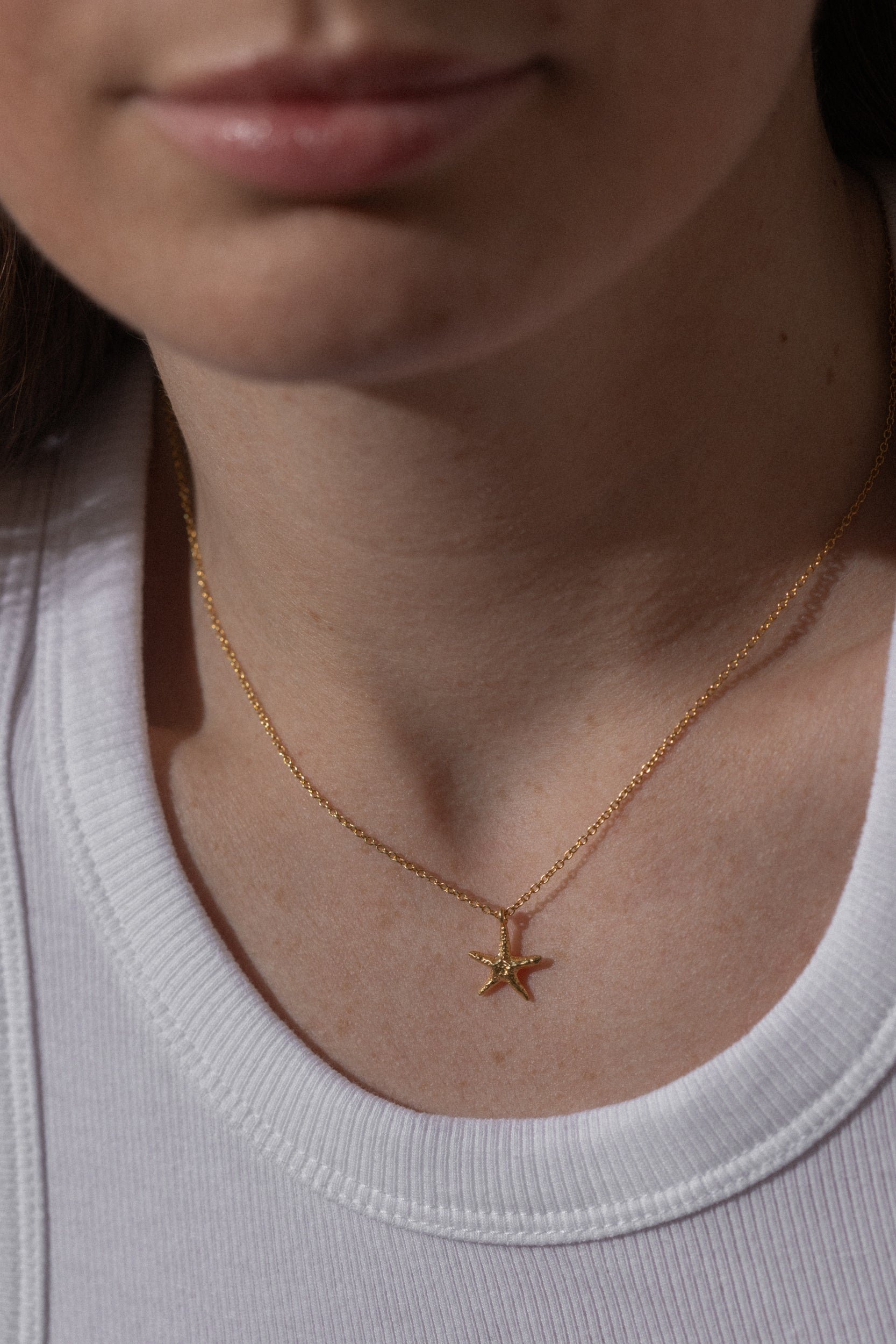 2624GoldStarfishNecklaceModel5.jpeg