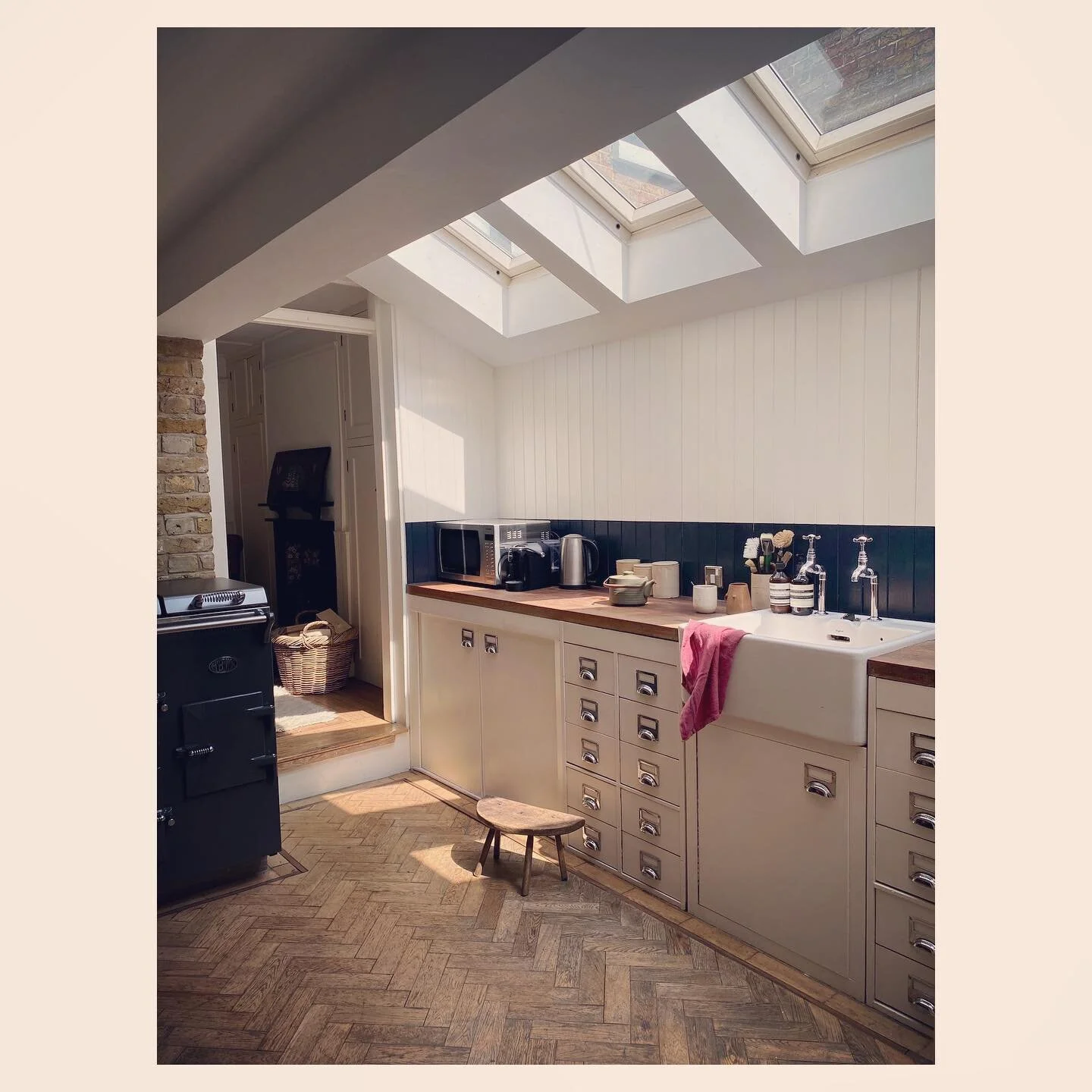 Wish my own kitchen was this tidy 🙏🏼