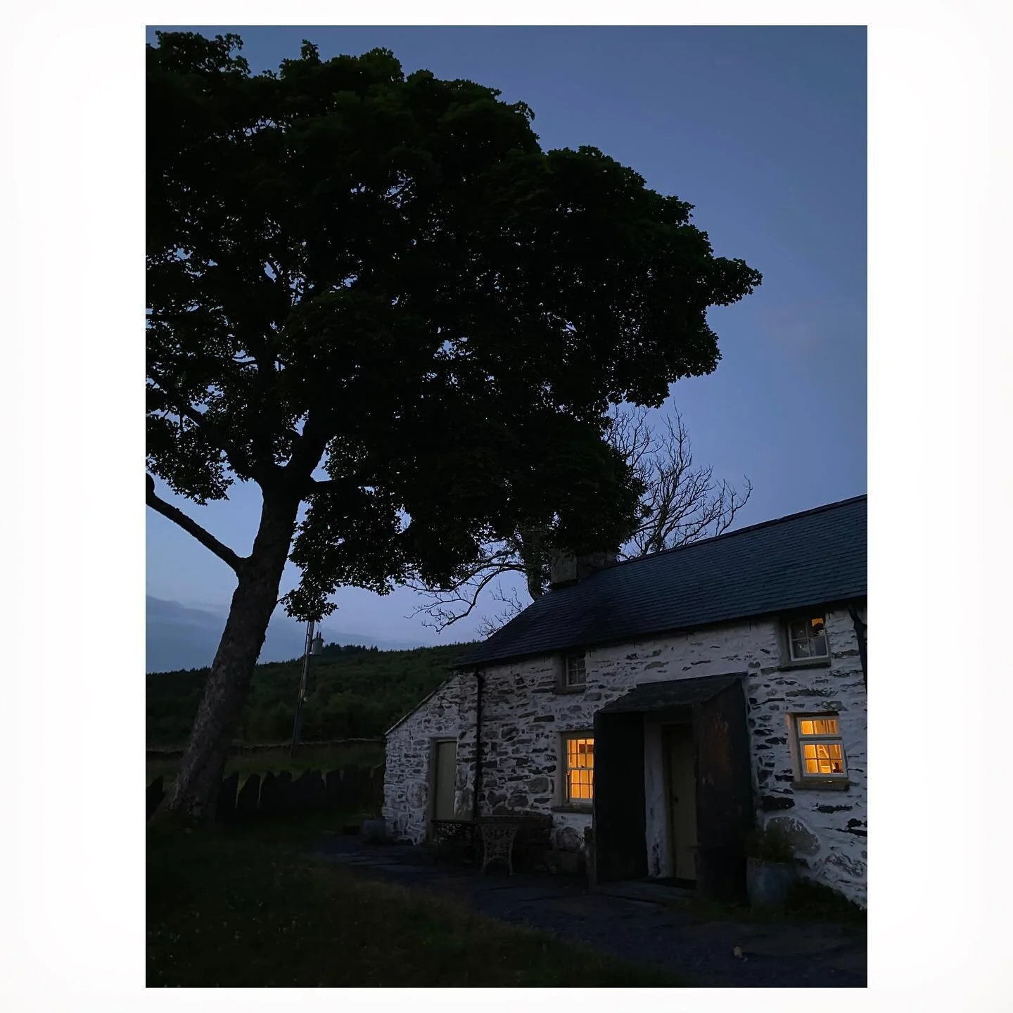 Bunking off to stay in this beauty @blaenybuarth ❤️
.
.
.
.
.
.
.
#snowdonia #blaenybuarth #underthethatch #wales❤️❤️❤️